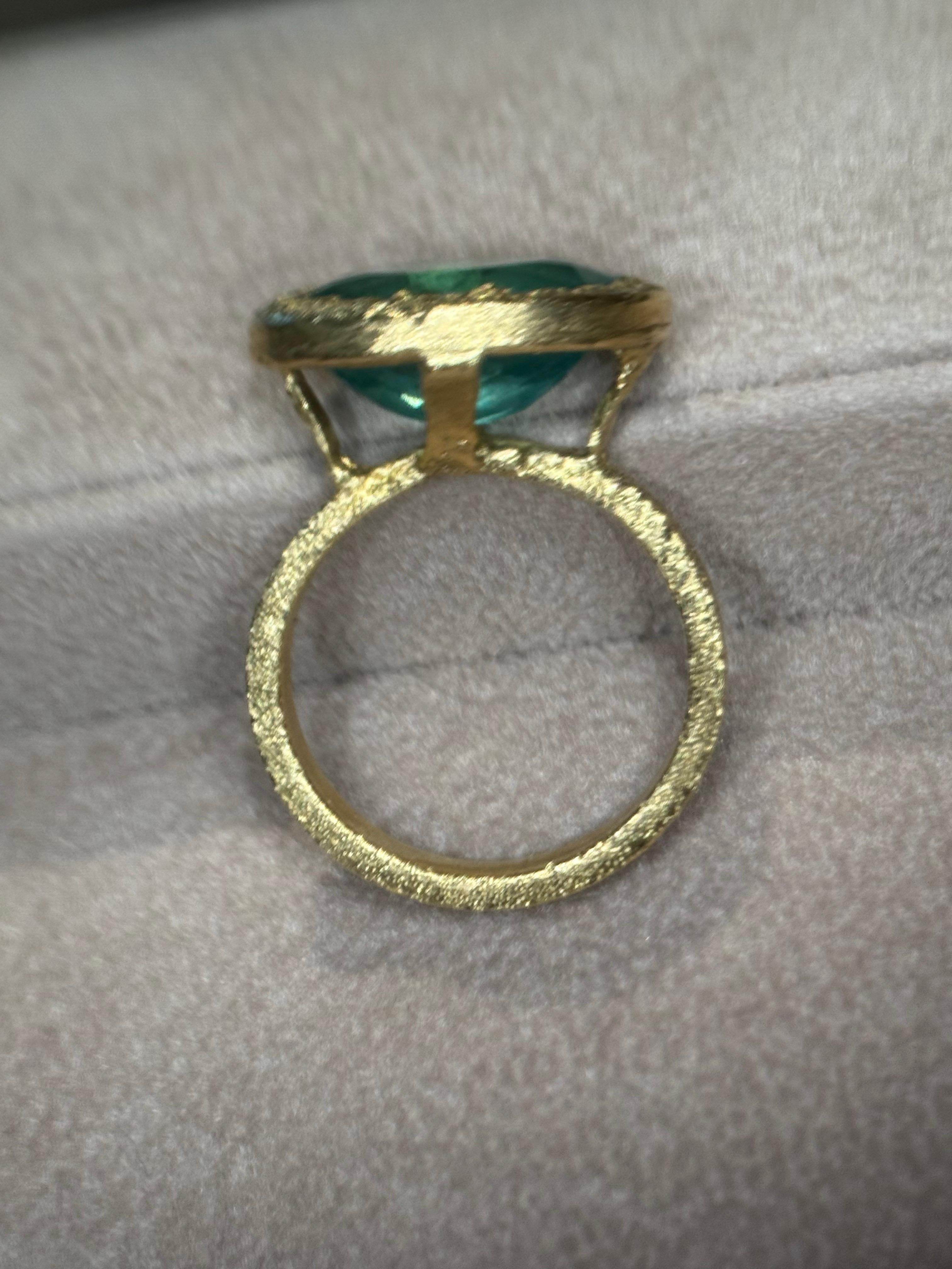 Leto Lama, bague de cocktail ou de fiançailles en or 18 carats avec émeraude ovale de 5,5 carats Unisexe en vente