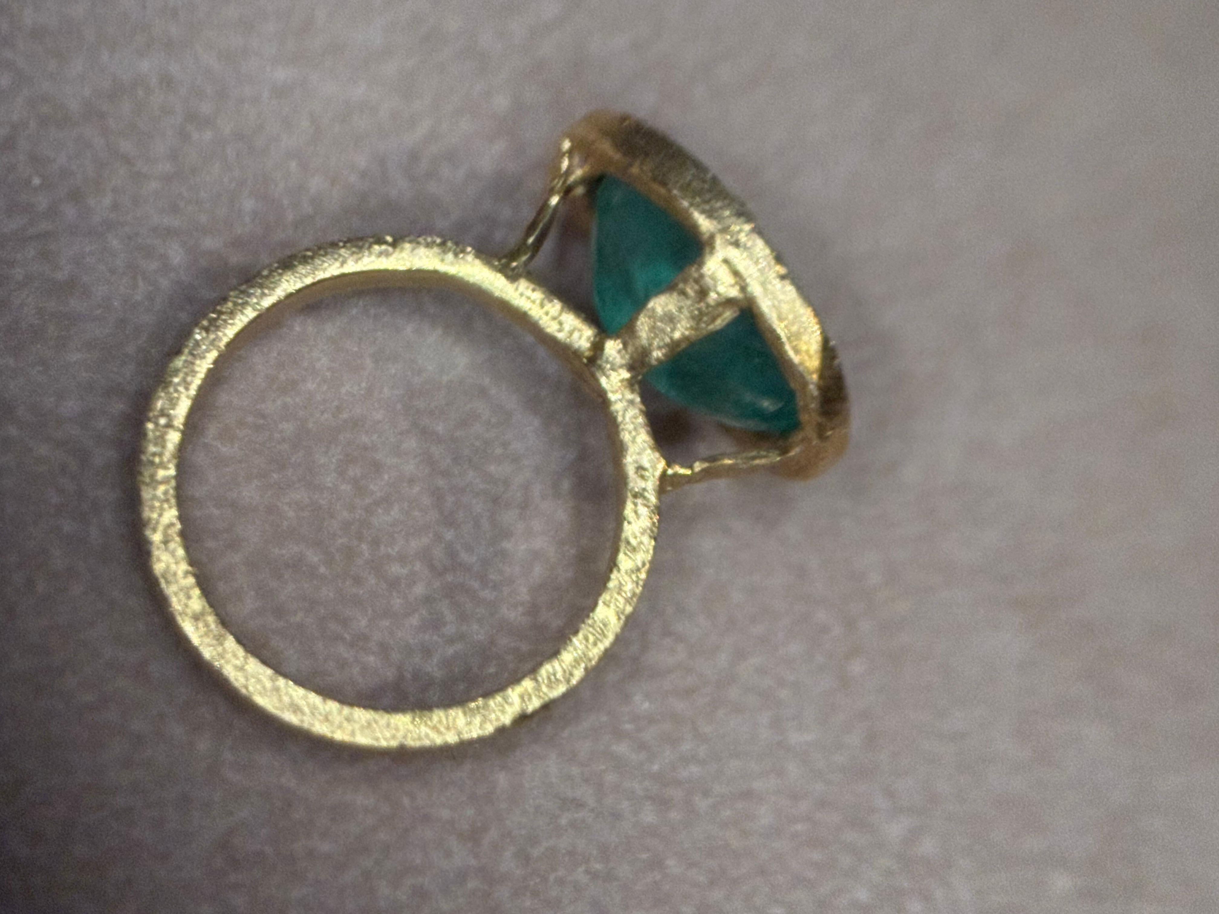 Leto Lama, bague de cocktail ou de fiançailles en or 18 carats avec émeraude ovale de 5,5 carats en vente 3