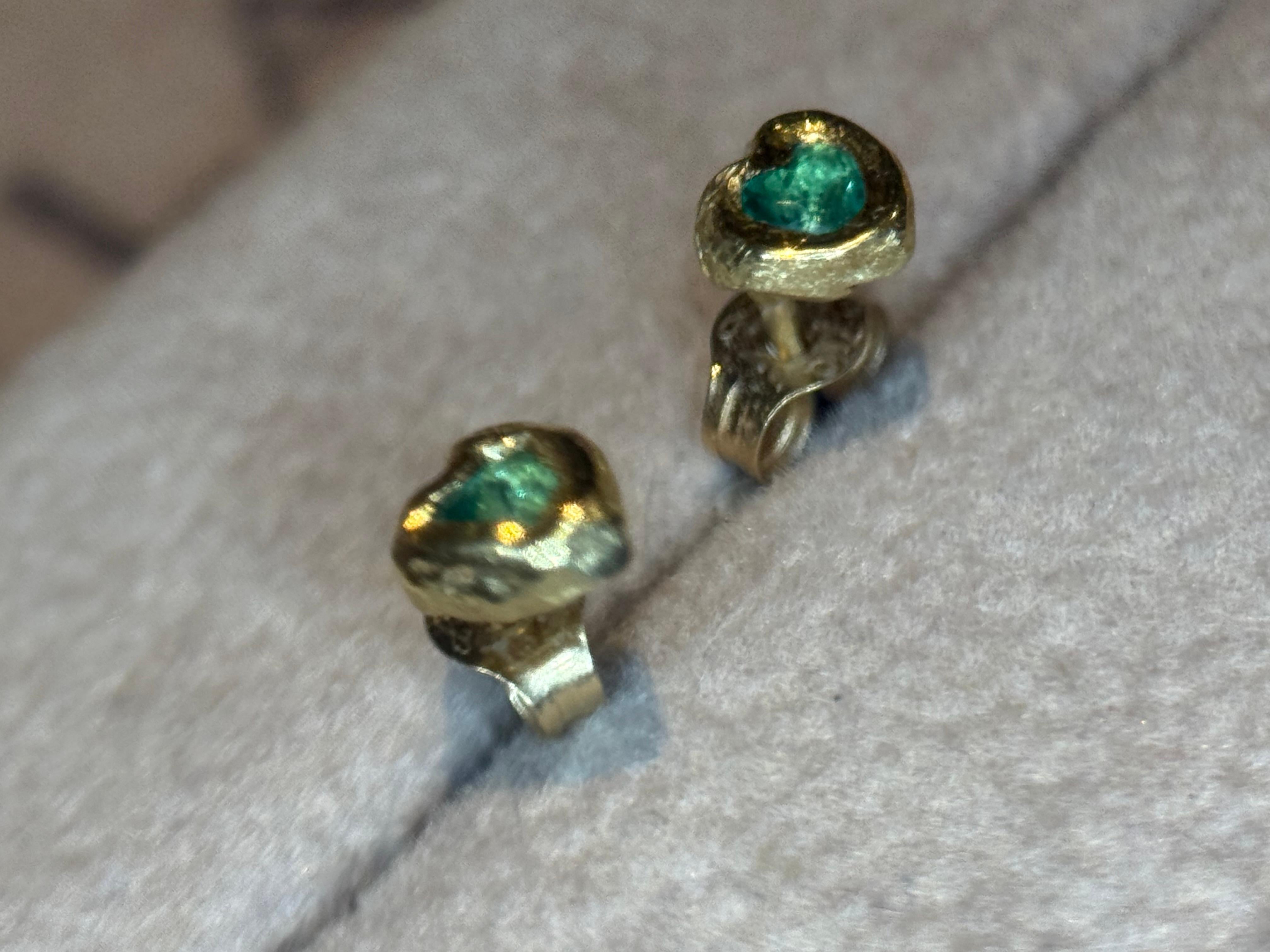 Borchie con castone Leto Lama con mini smeraldo Wobbly Baby (oro 18 carati) (coppia) in vendita 4