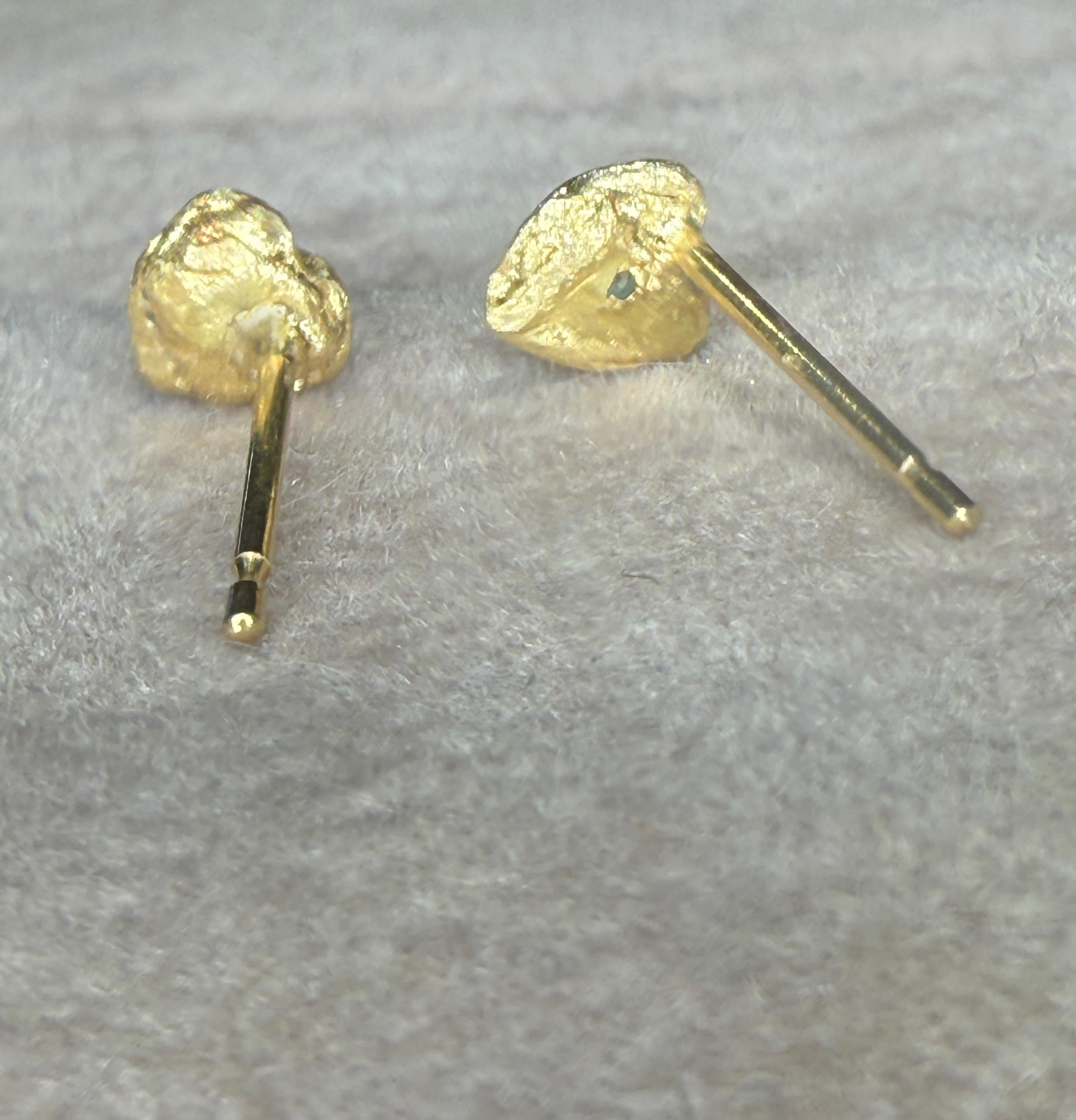 Borchie con castone Leto Lama con mini smeraldo Wobbly Baby (oro 18 carati) (coppia) In condizioni Nuovo in vendita a London, GB