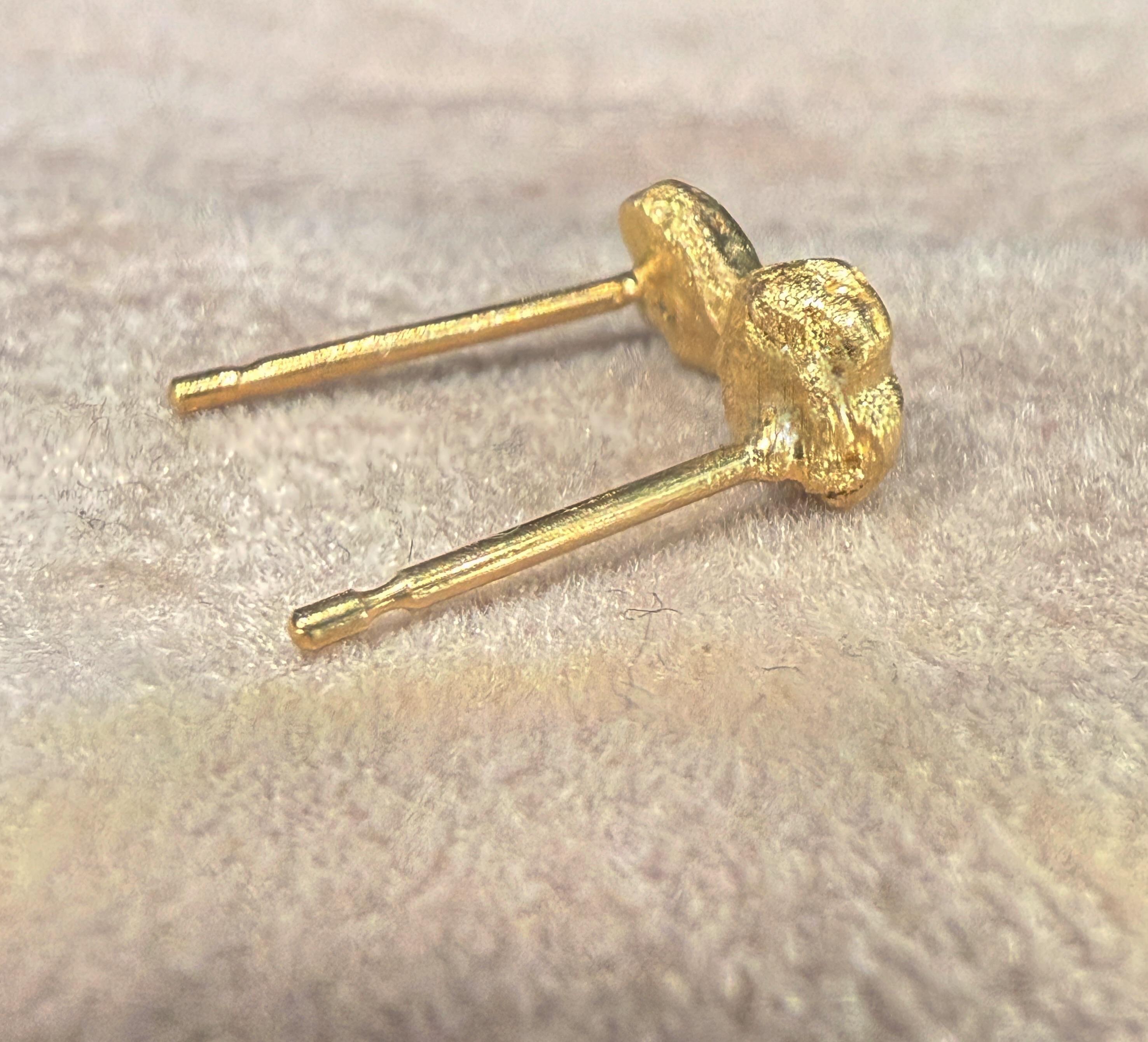 Borchie con castone Leto Lama con mini smeraldo Wobbly Baby (oro 18 carati) (coppia) in vendita 1