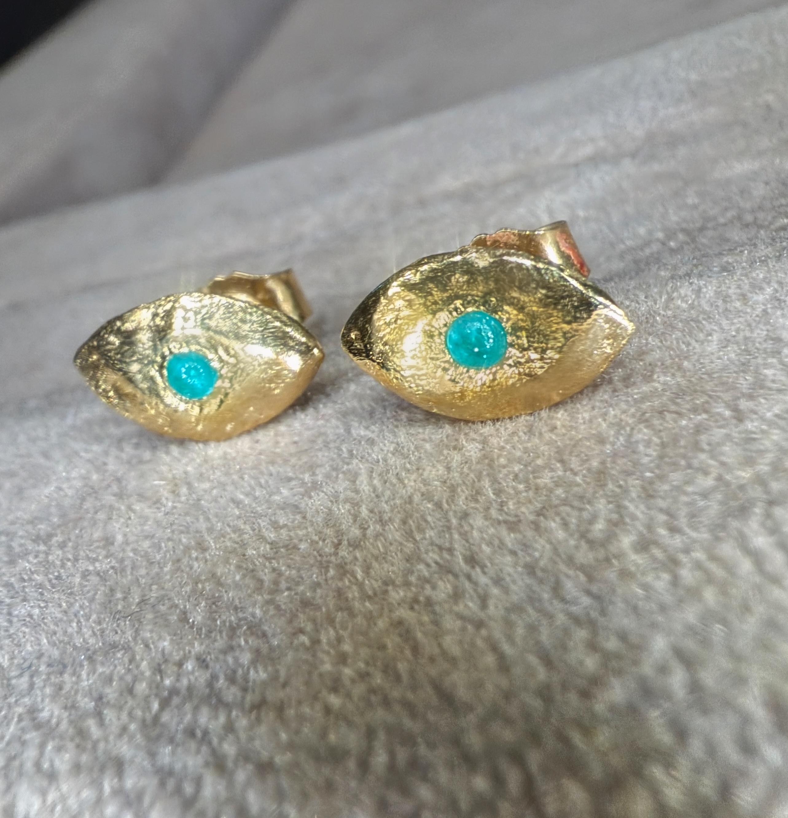 Cabochon Orecchini a perno con occhio di principessa in tormalina Paraiba blu neon brasiliana di Leto Lama in vendita