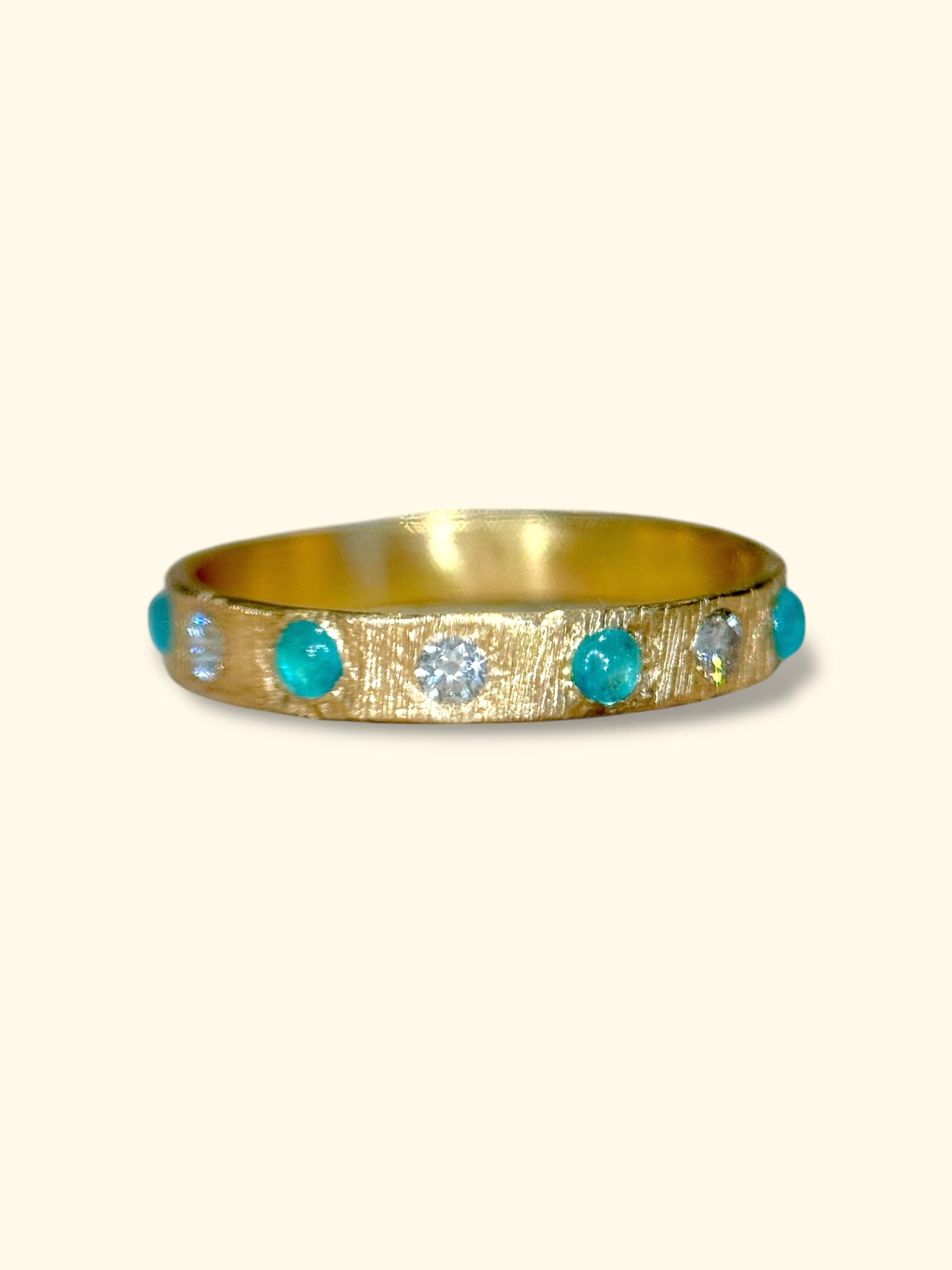 Einfach zu tragen und extrem fein und elegant One Of A Kind Handmade Paraiba Turmalin Ring Band.

Schöne Farbkontraste zwischen dem Paraibas Gold und den Diamanttönen. Schönes strukturiertes Finish, das einen einzigartigen hellen Glanz verleiht. 