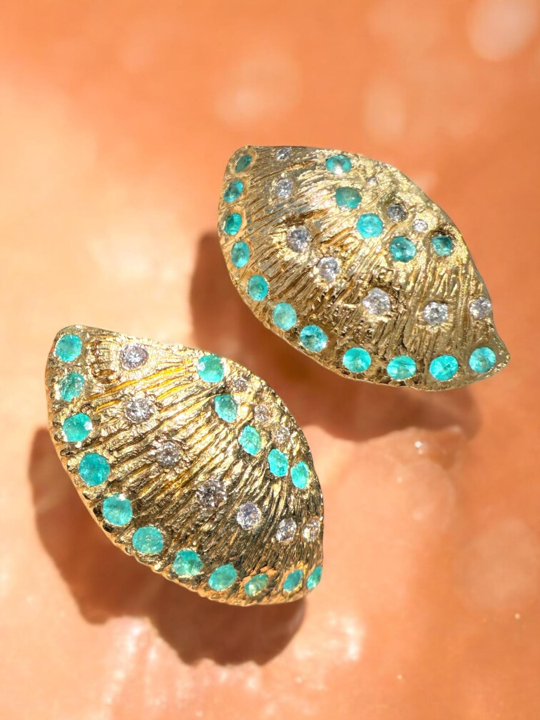 Questi orecchini scultorei ispirati alle conchiglie sono incastonati con tormaline brasiliane Paraíba, famose per il loro raro colore blu neon. Le curve organiche della conchiglia sono accentuate da diamanti a taglio brillante, che aggiungono un
