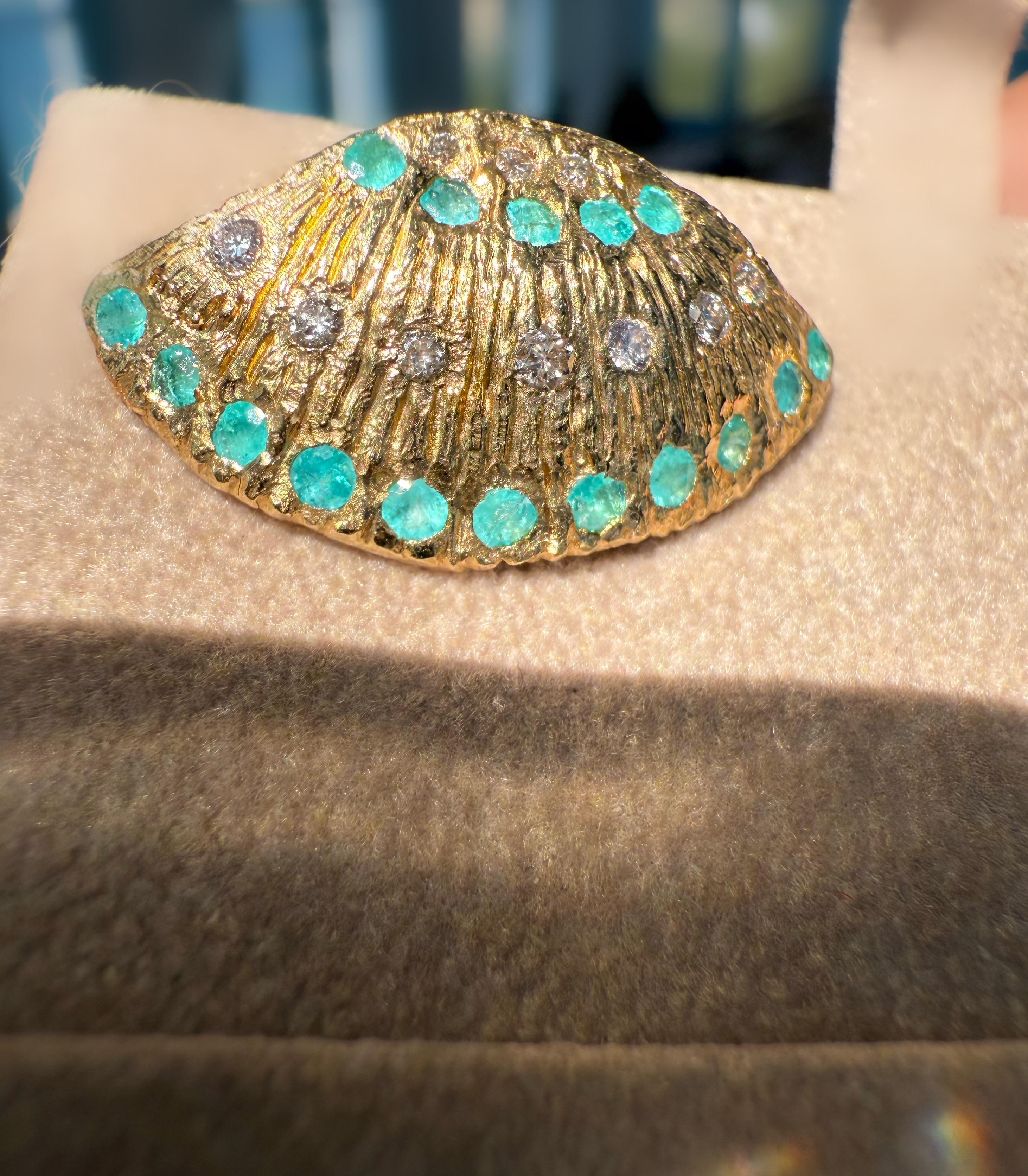 Artigiano Orecchini a conchiglia con tormalina Paraiba Neon brasiliana e diamanti di Leto Lama in vendita