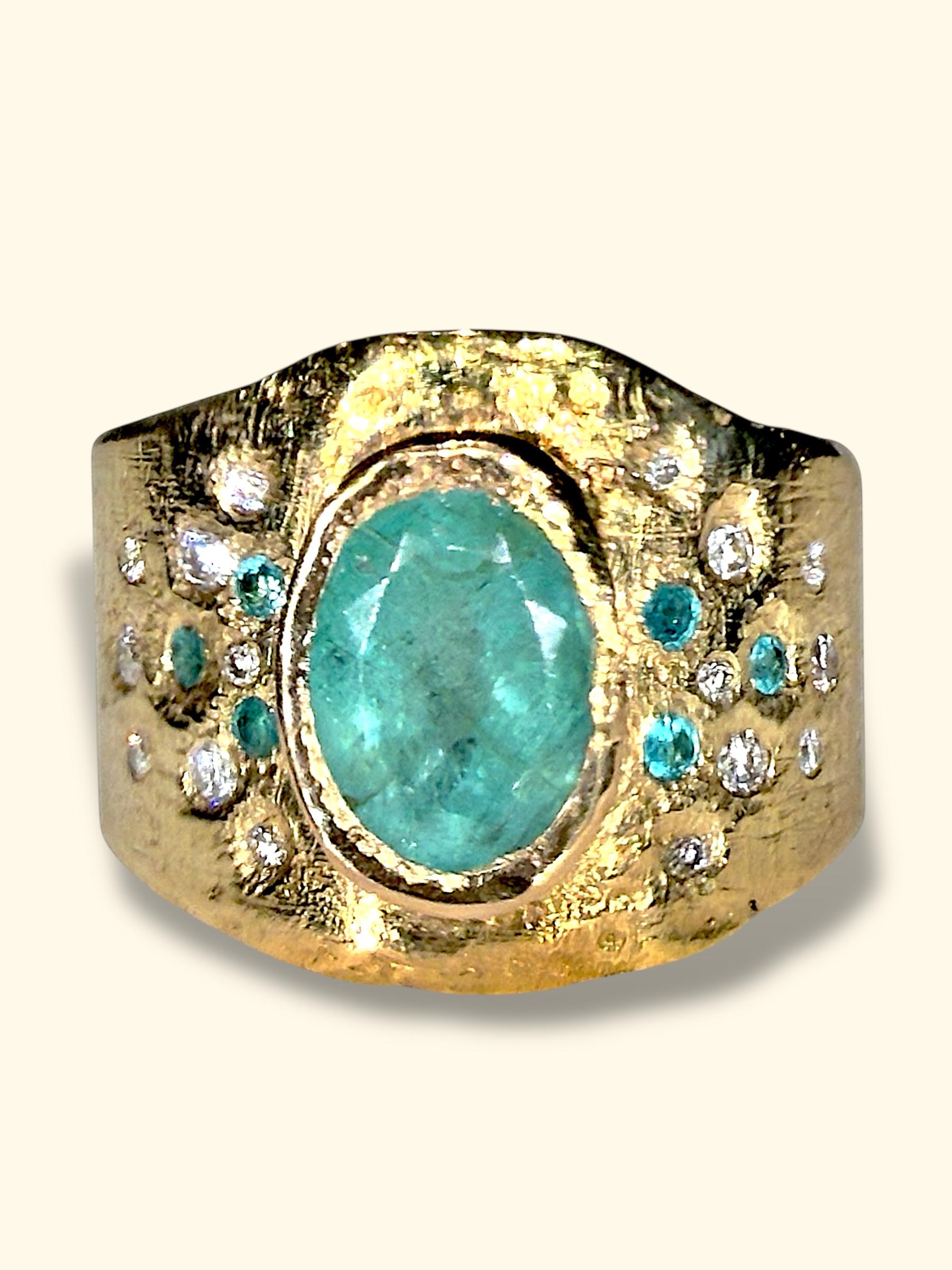 Diese vom Ozean inspirierte Paraiba-Zigarre besticht durch ihr einzigartiges Design mit leuchtenden blau-grünen Farbtönen, die in einer goldenen Lünette eingefasst sind und einen atemberaubenden Kontrast bilden. Er verkörpert eine stilvolle,
