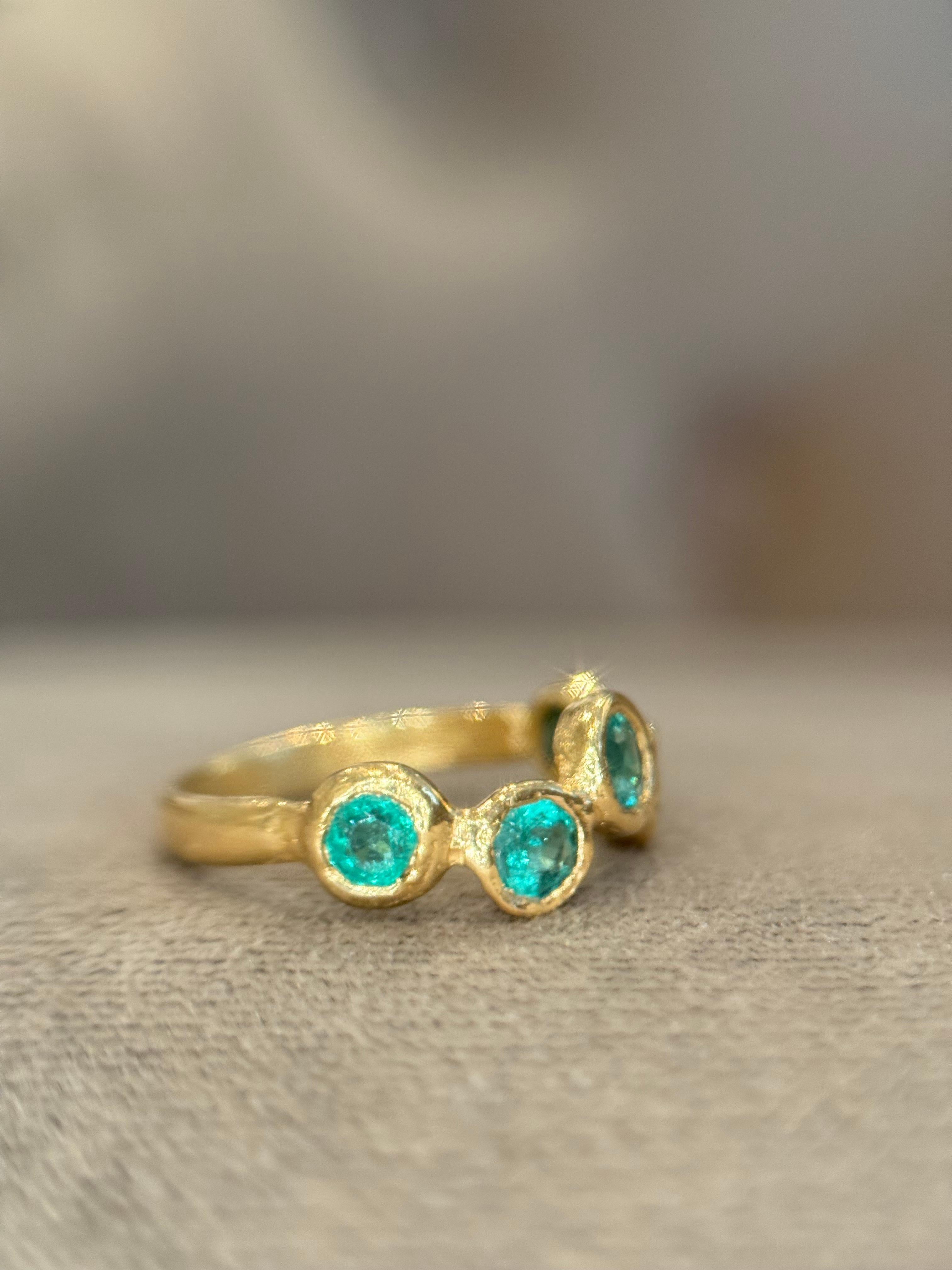 Leto Lama Emerald Bezel 5 Rounds Wave Ring Band 18 Ct Gold For Sale 4