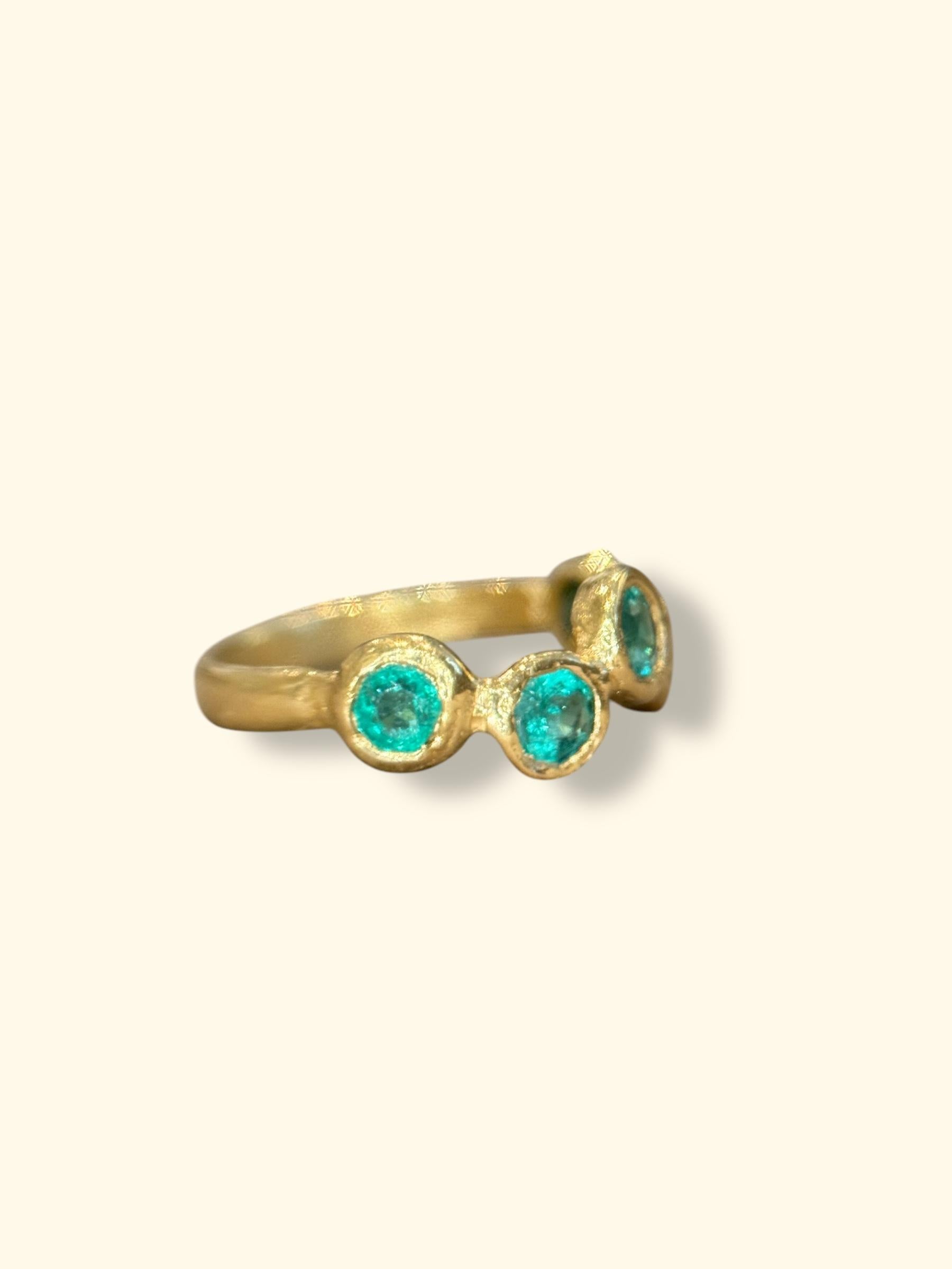Artisan Leto Lama Emerald Bezel 5 Rounds Wave Ring Band 18 Ct Gold For Sale