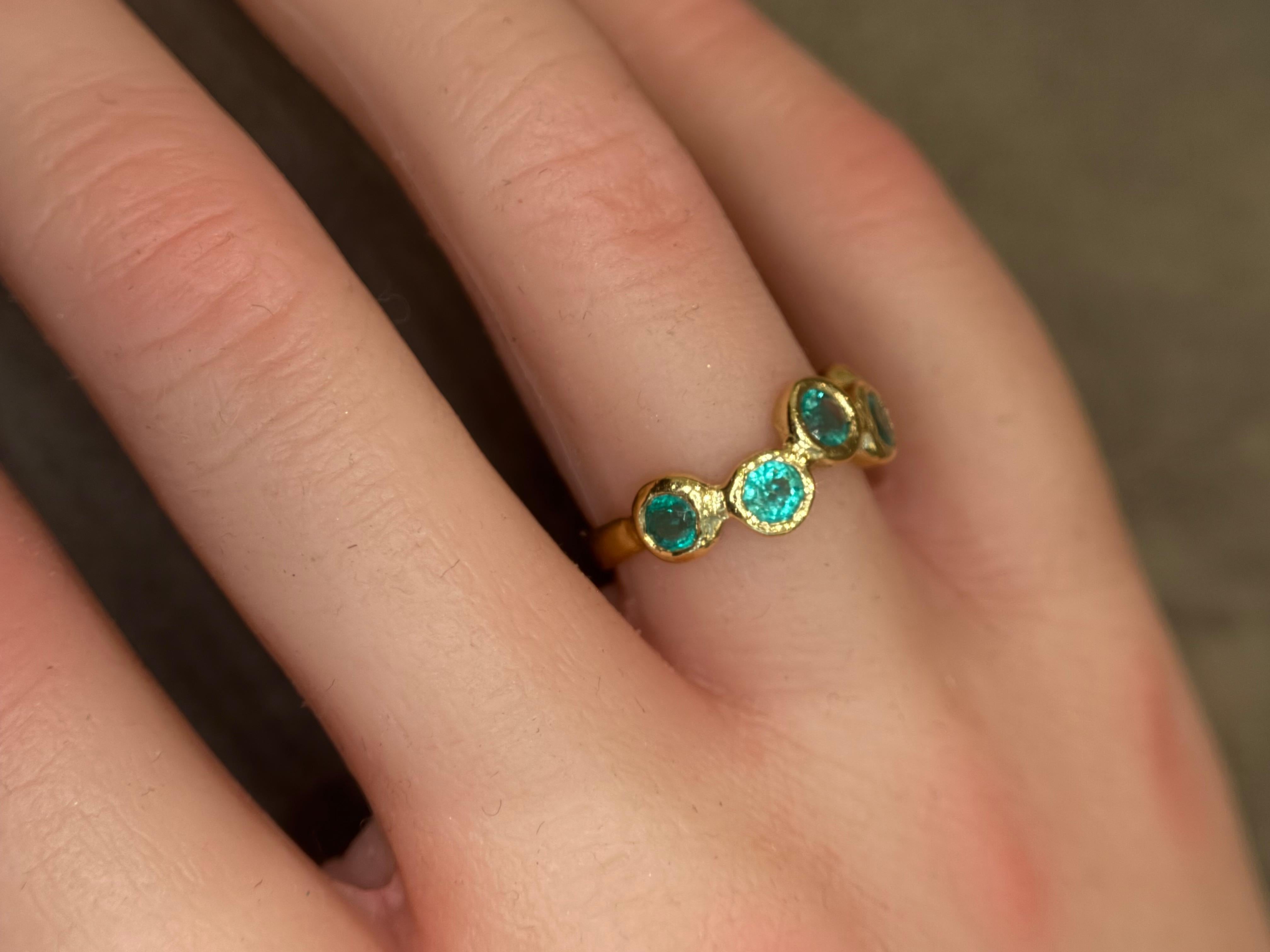 Leto Lama Emerald Bezel 5 Rounds Wave Ring Band 18 Ct Gold In New Condition For Sale In London, GB