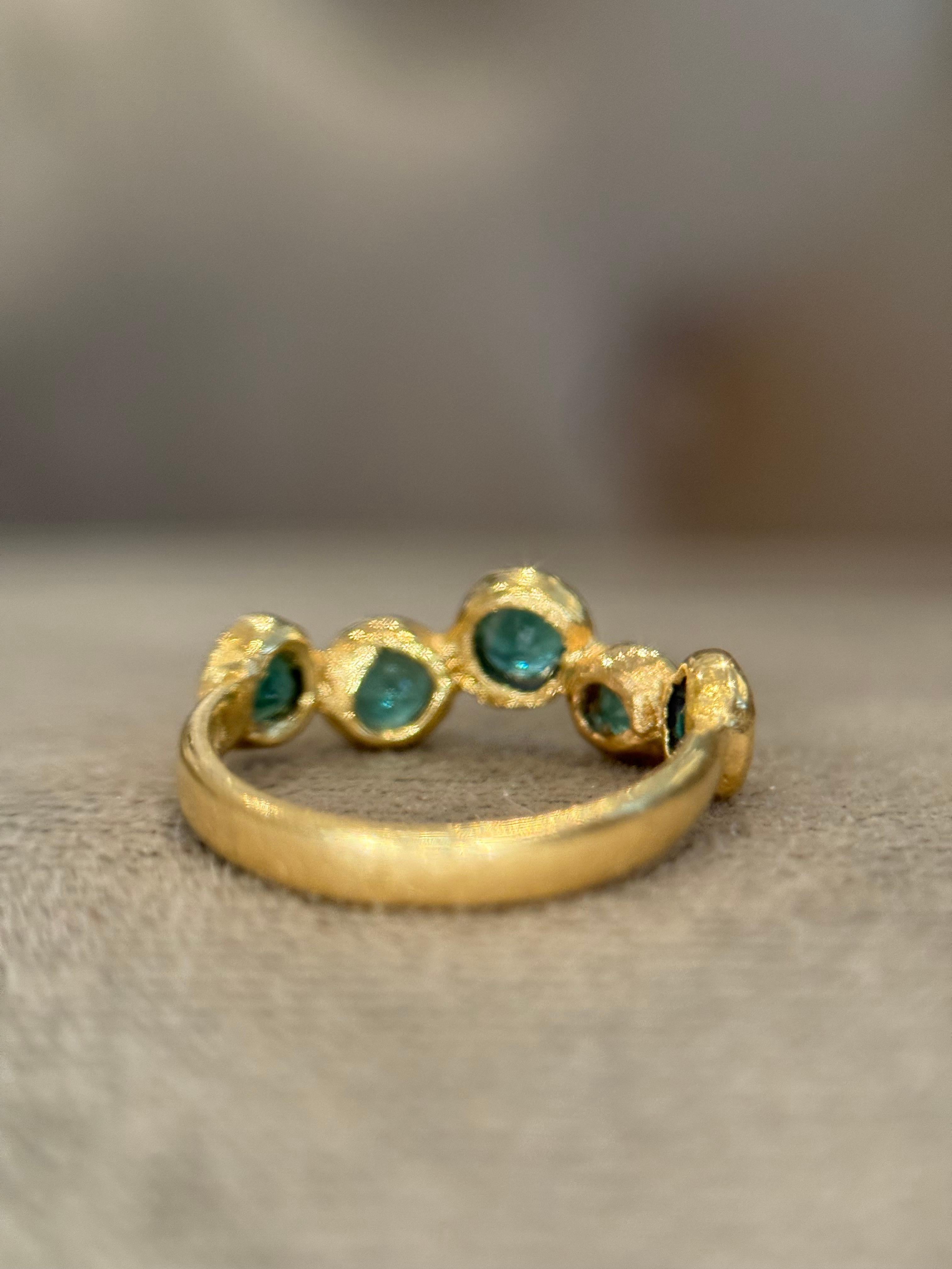 Leto Lama Emerald Bezel 5 Rounds Wave Ring Band 18 Ct Gold For Sale 2