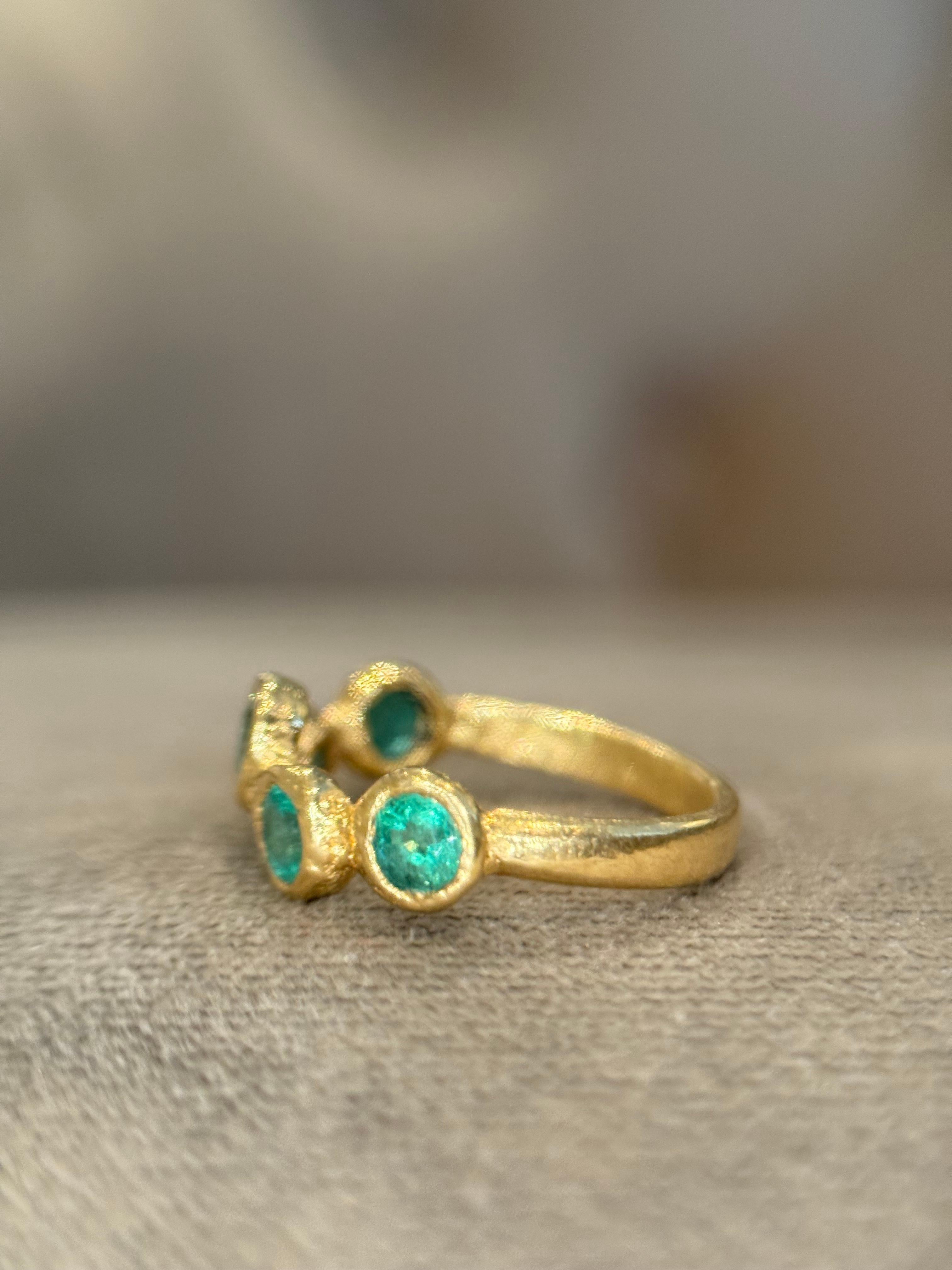 Leto Lama Emerald Bezel 5 Rounds Wave Ring Band 18 Ct Gold For Sale 3