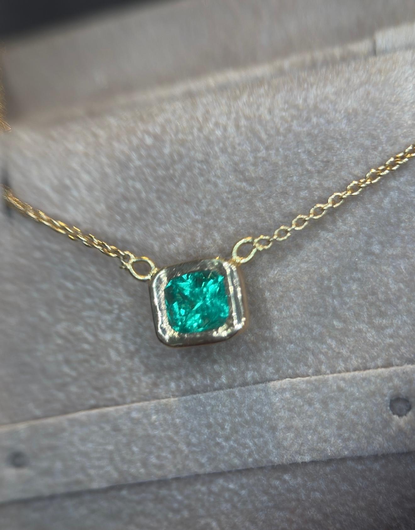 Stunning Emerald with gorgeous neon glow vibrant medium green hues of 0.95 cts. Great on its own or as a layer necklace.

Easy to wear and Ideal for any type of occasion such as formal, semi formal or casual. This could be an everyday necklace.

The