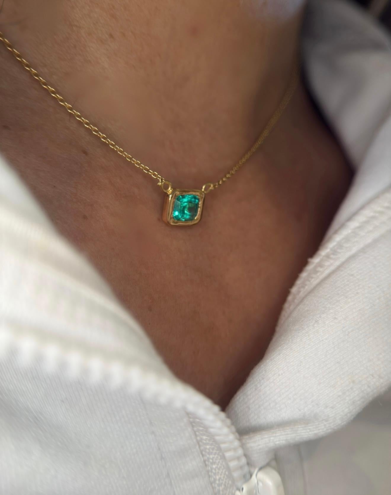 Leto Lama Emerald Necklace Vivacious Stunning Emerald Cut 18 Ct Gold en vente 1