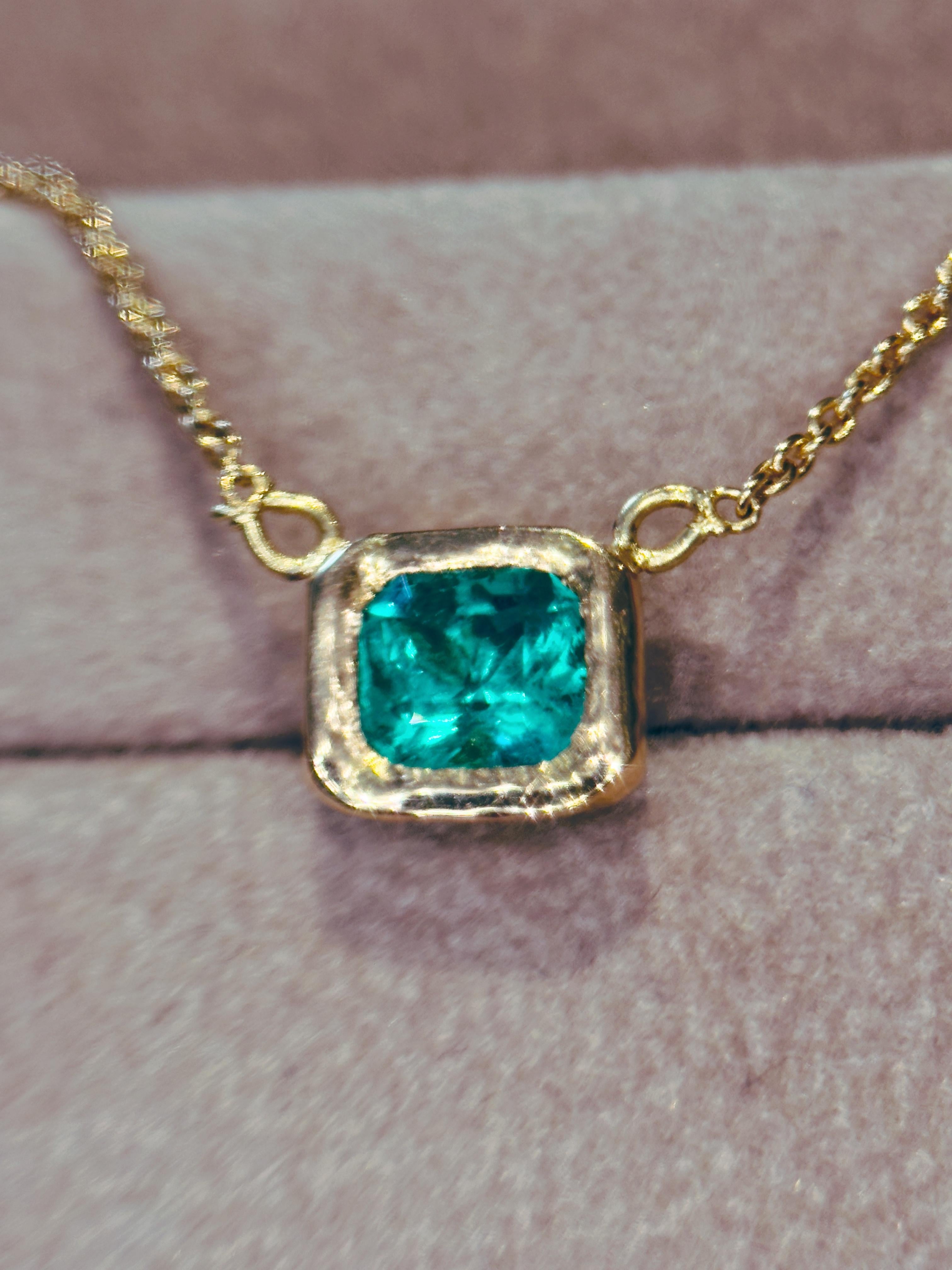 Leto Lama Emerald Necklace Vivacious Stunning Emerald Cut 18 Ct Gold en vente 3