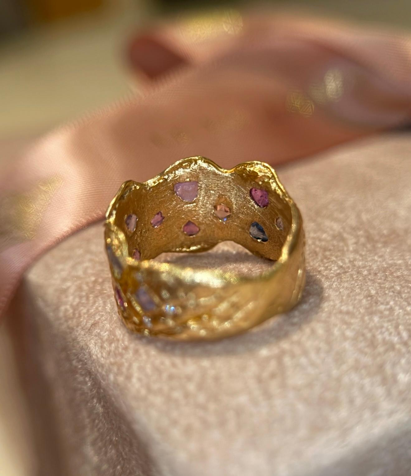 Leto Lama Empress of Hearts 18 Ct Gold Sapphires and Diamonds Cigar Ring For Sale 6
