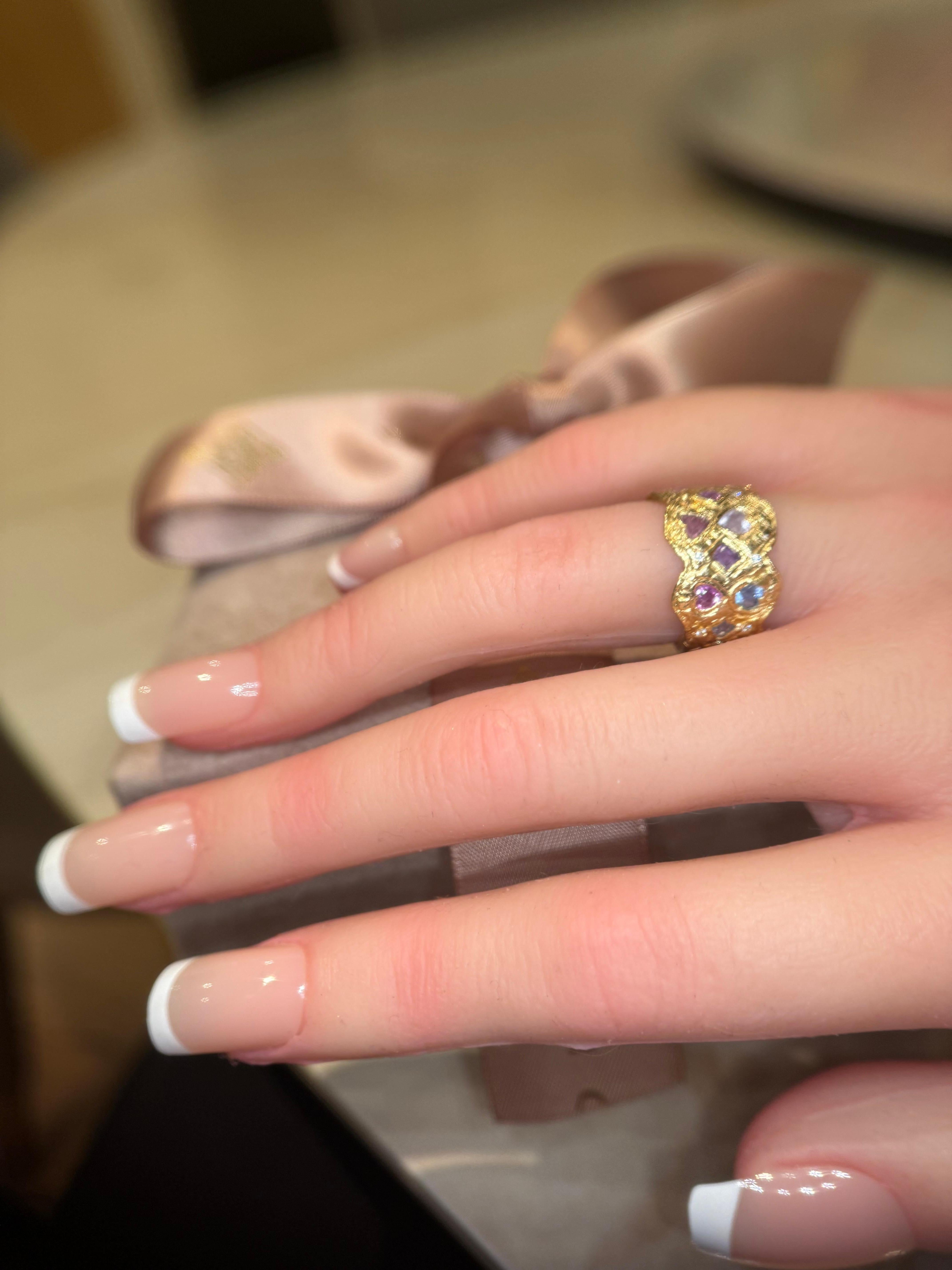 Leto Lama Empress of Hearts 18 Ct Gold Sapphires and Diamonds Cigar Ring For Sale 1