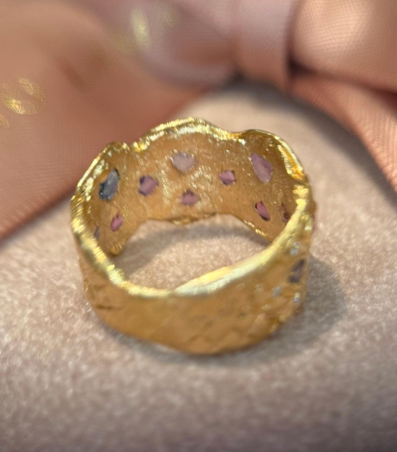 Leto Lama Empress of Hearts 18 Ct Gold Sapphires and Diamonds Cigar Ring For Sale 2