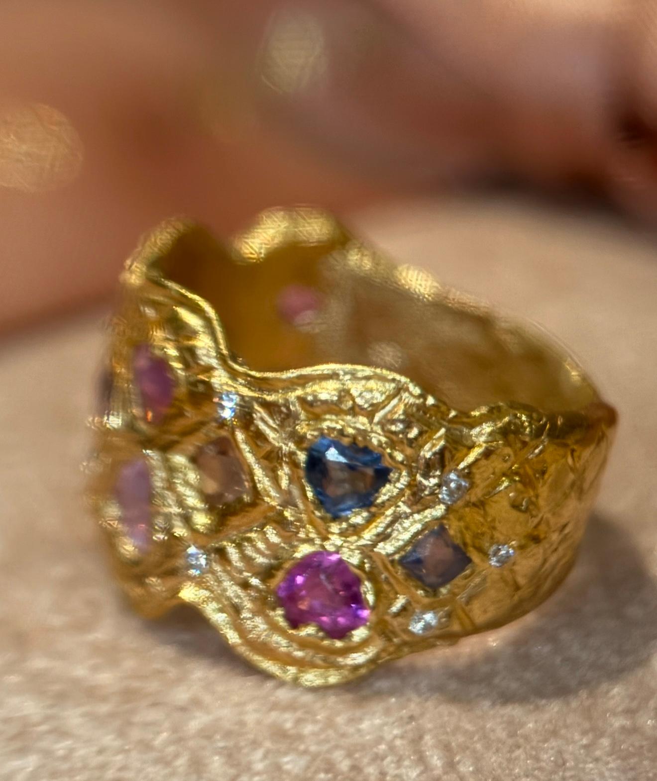 Leto Lama Empress of Hearts 18 Ct Gold Sapphires and Diamonds Cigar Ring For Sale 4