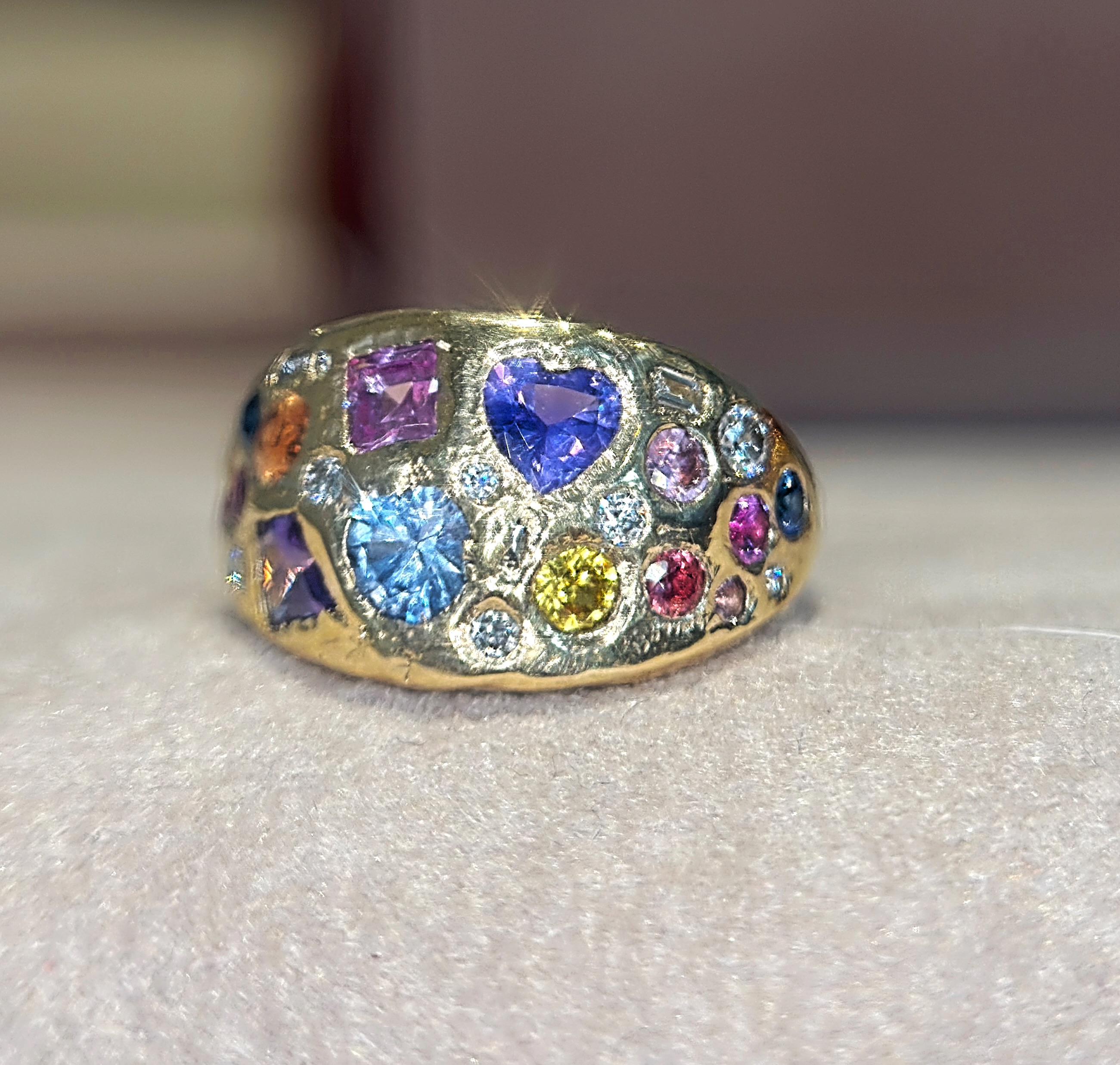 Taglio brillante Anello da cocktail con zaffiri Leto Lama Galaxy Dome Abstract Art 18 ct Gold in vendita