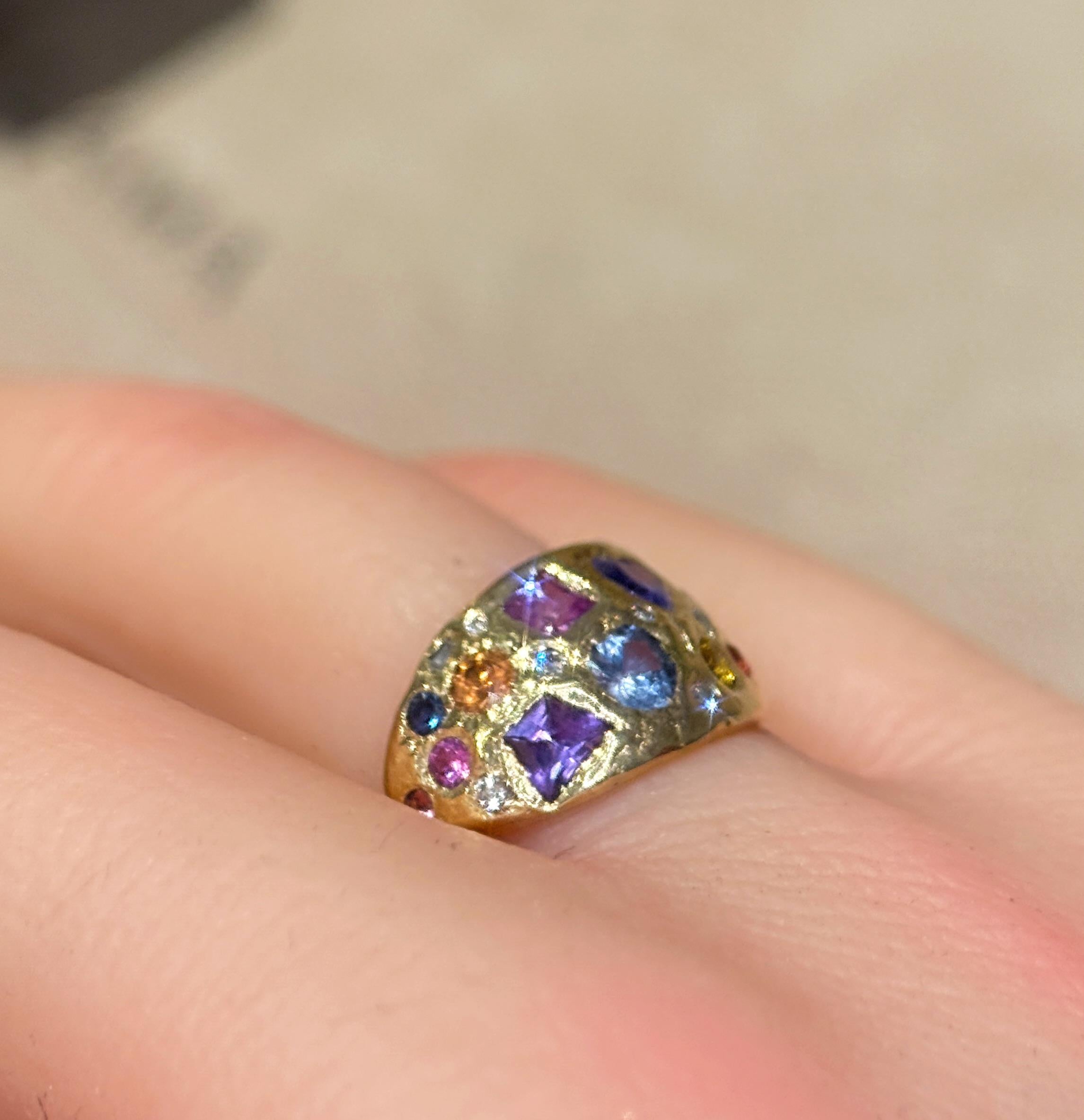 Anello da cocktail con zaffiri Leto Lama Galaxy Dome Abstract Art 18 ct Gold in vendita 1