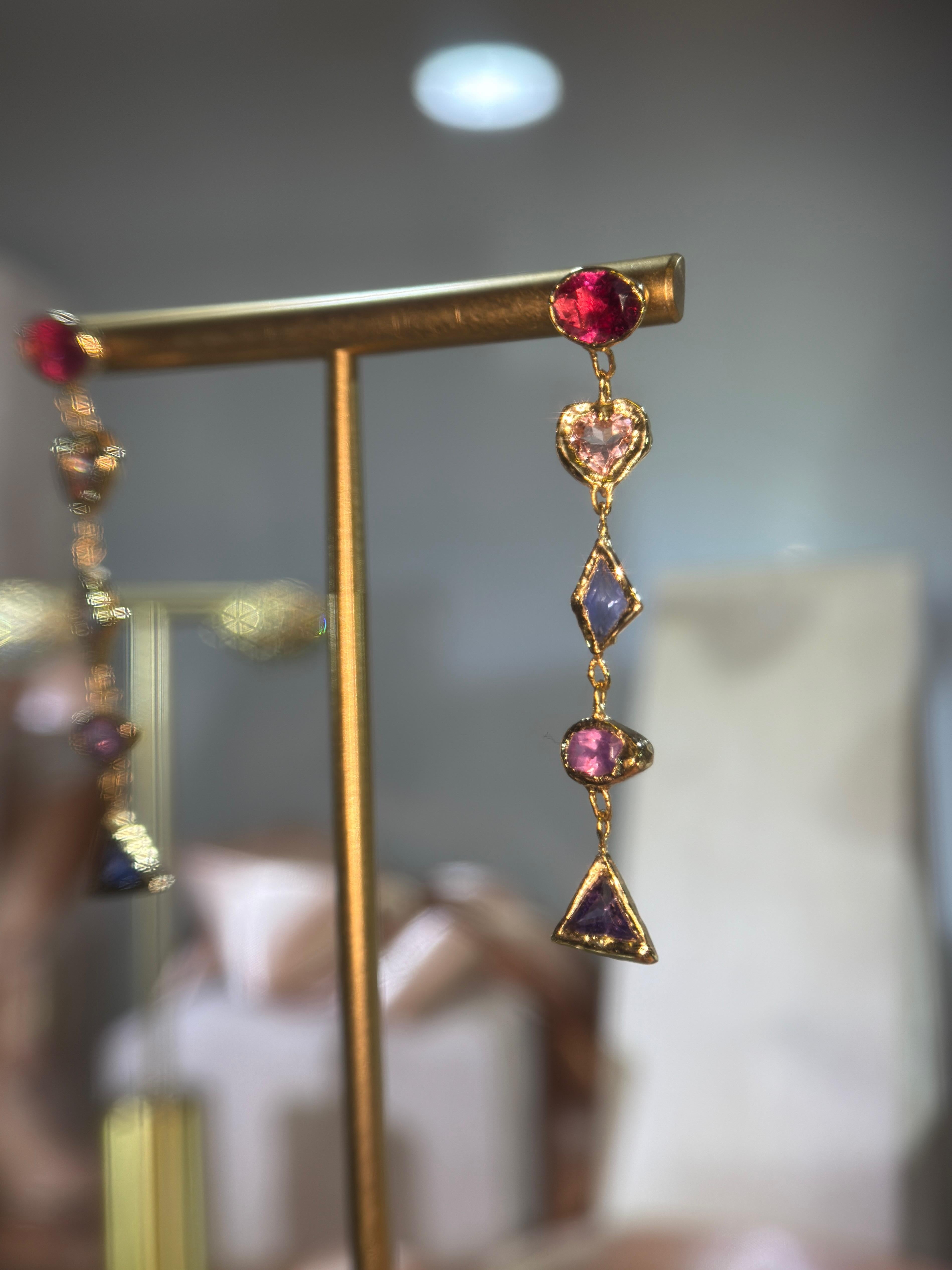Leto Lama Boucles d'oreilles géométriques saphirs et tourmaline en forme de coeur en or 18 ct en vente 4