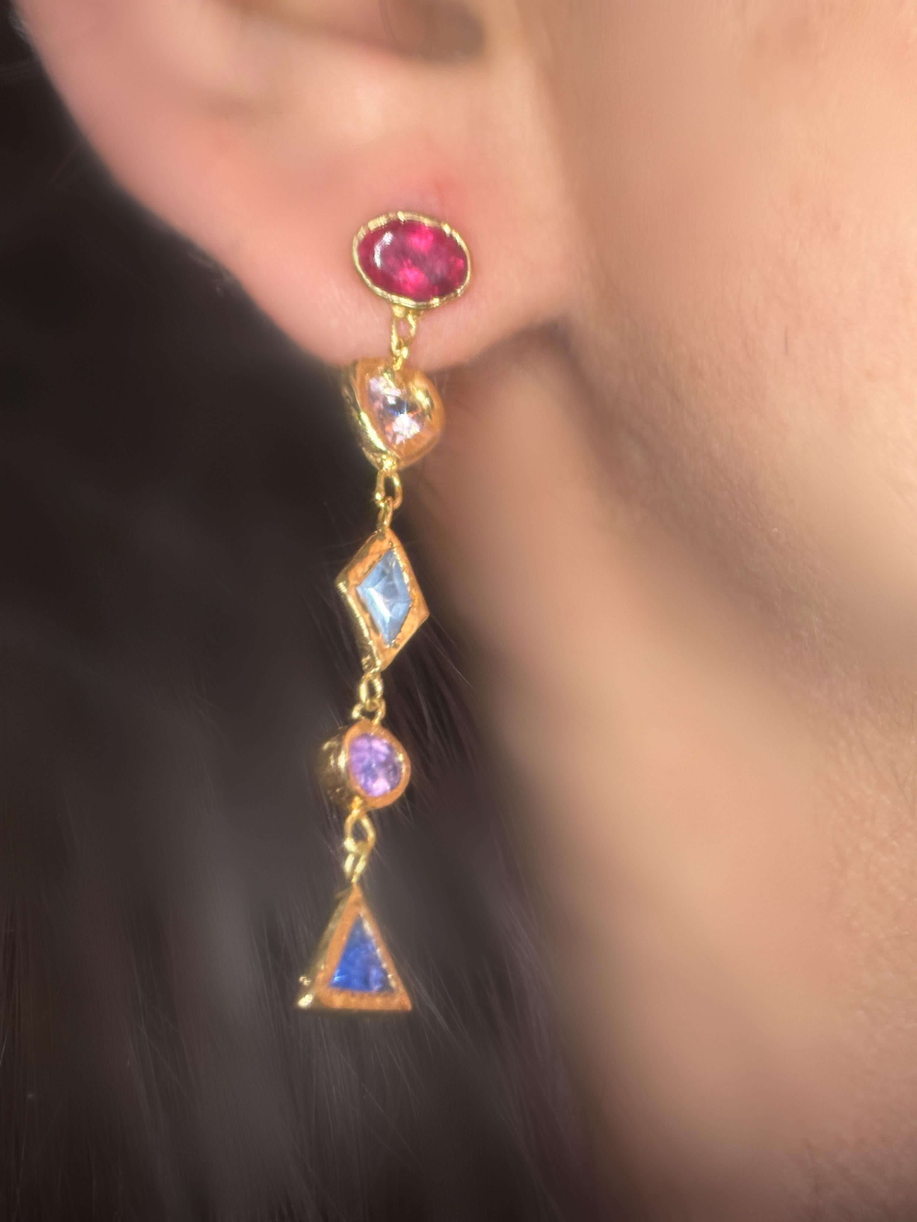 Leto Lama Boucles d'oreilles géométriques saphirs et tourmaline en forme de coeur en or 18 ct en vente 5
