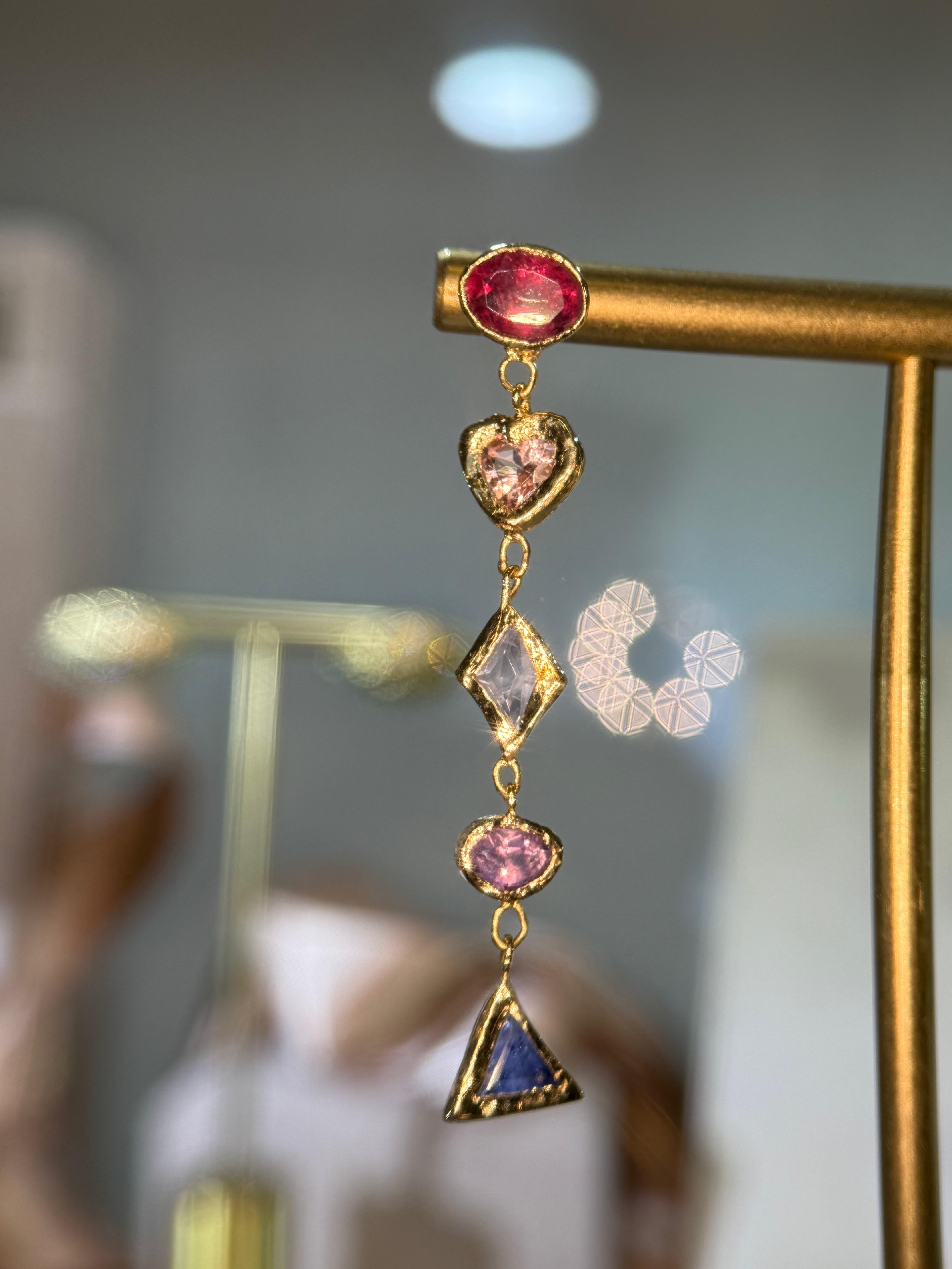 Leto Lama Boucles d'oreilles géométriques saphirs et tourmaline en forme de coeur en or 18 ct en vente 6