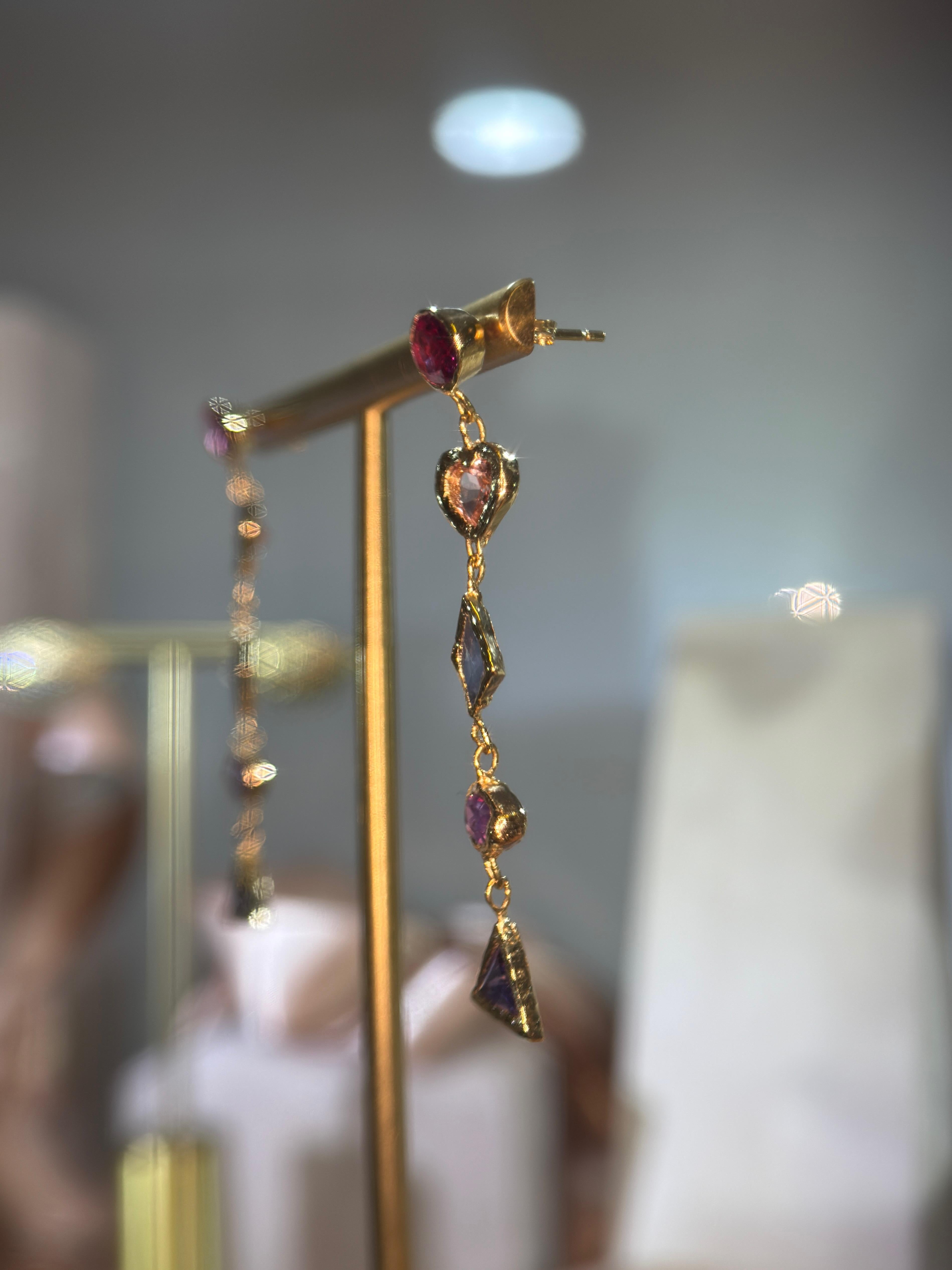 Leto Lama Boucles d'oreilles géométriques saphirs et tourmaline en forme de coeur en or 18 ct en vente 7
