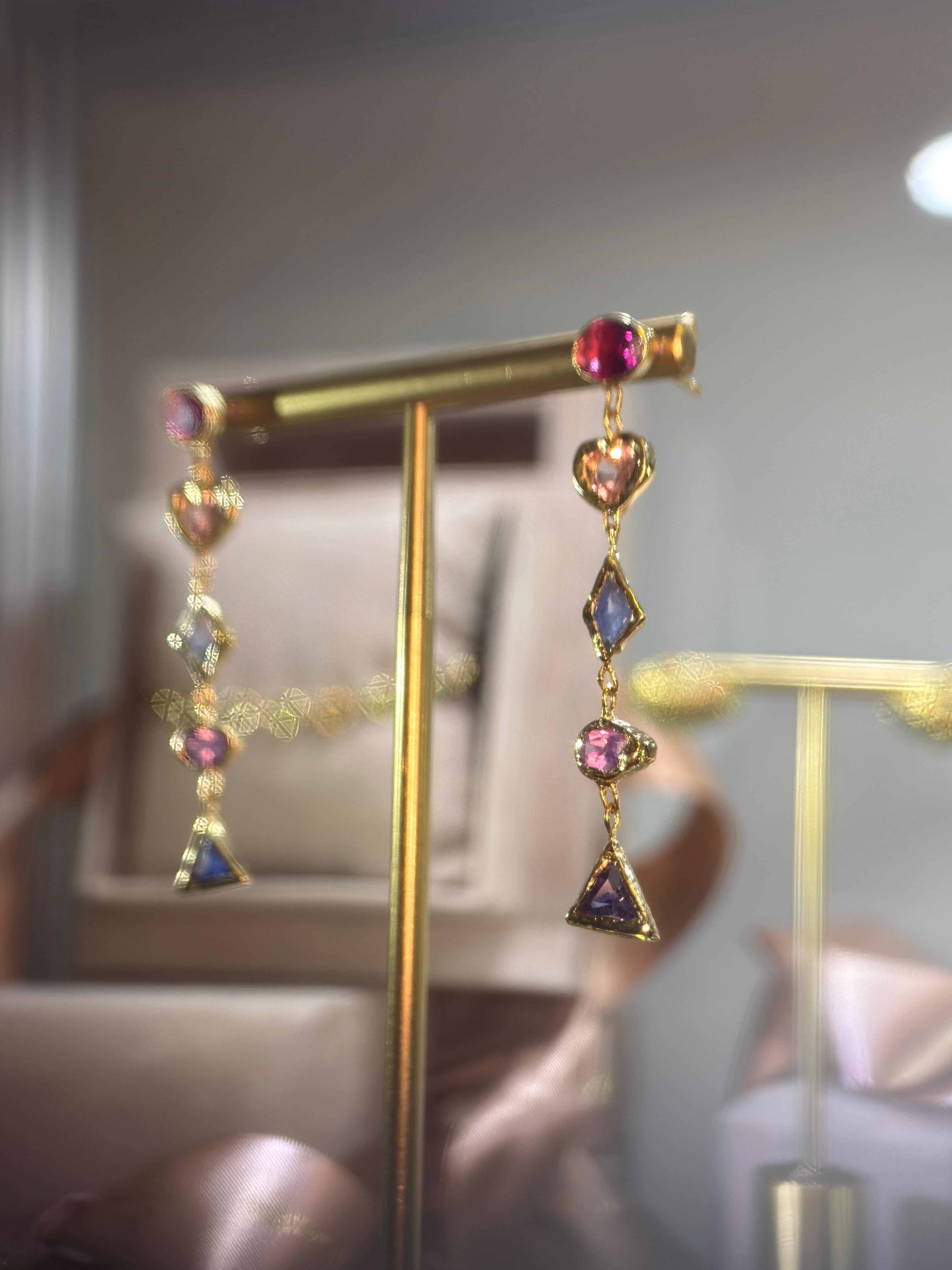 Artisan Leto Lama Boucles d'oreilles géométriques saphirs et tourmaline en forme de coeur en or 18 ct en vente