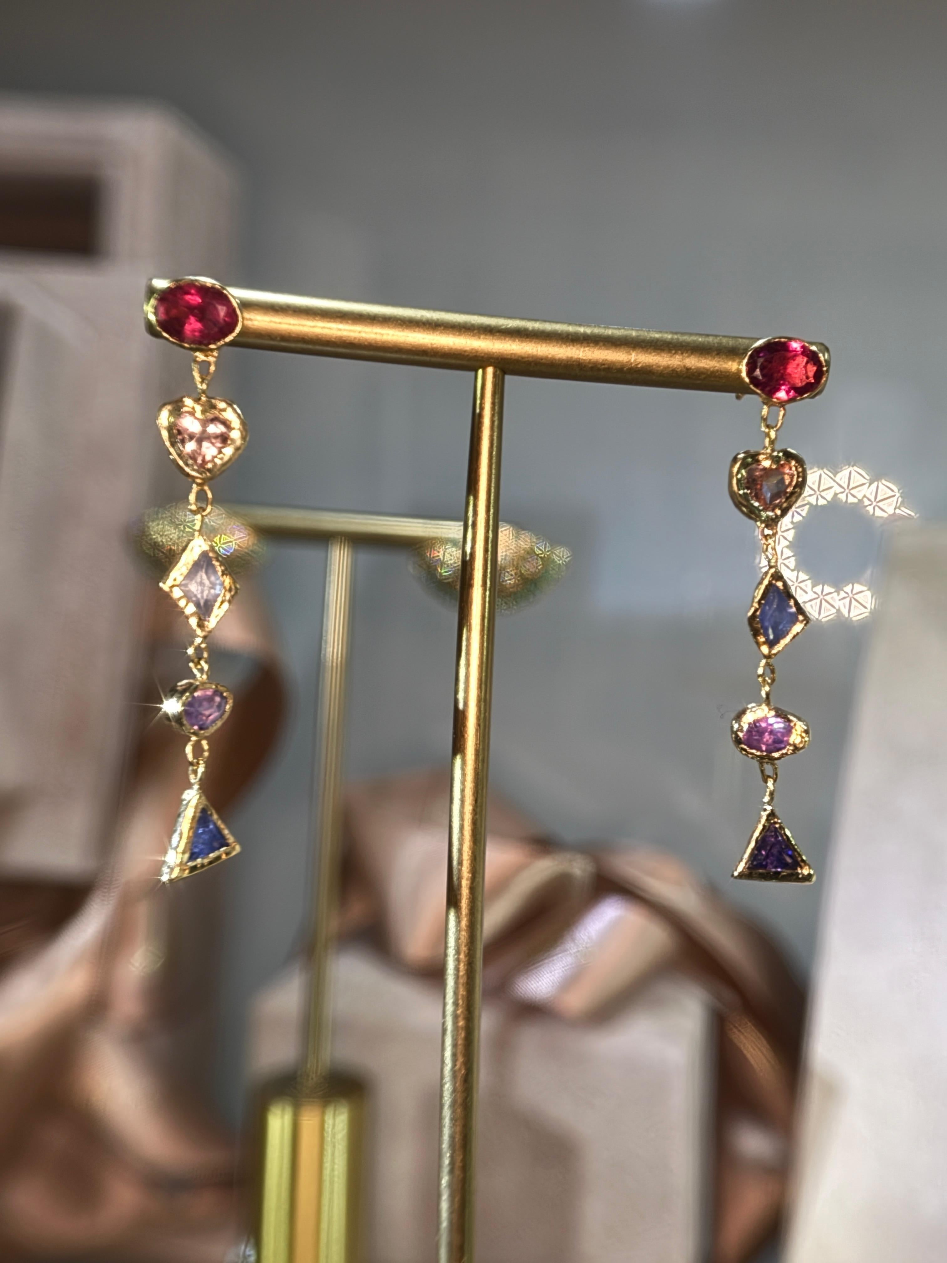Taille cœur Leto Lama Boucles d'oreilles géométriques saphirs et tourmaline en forme de coeur en or 18 ct en vente