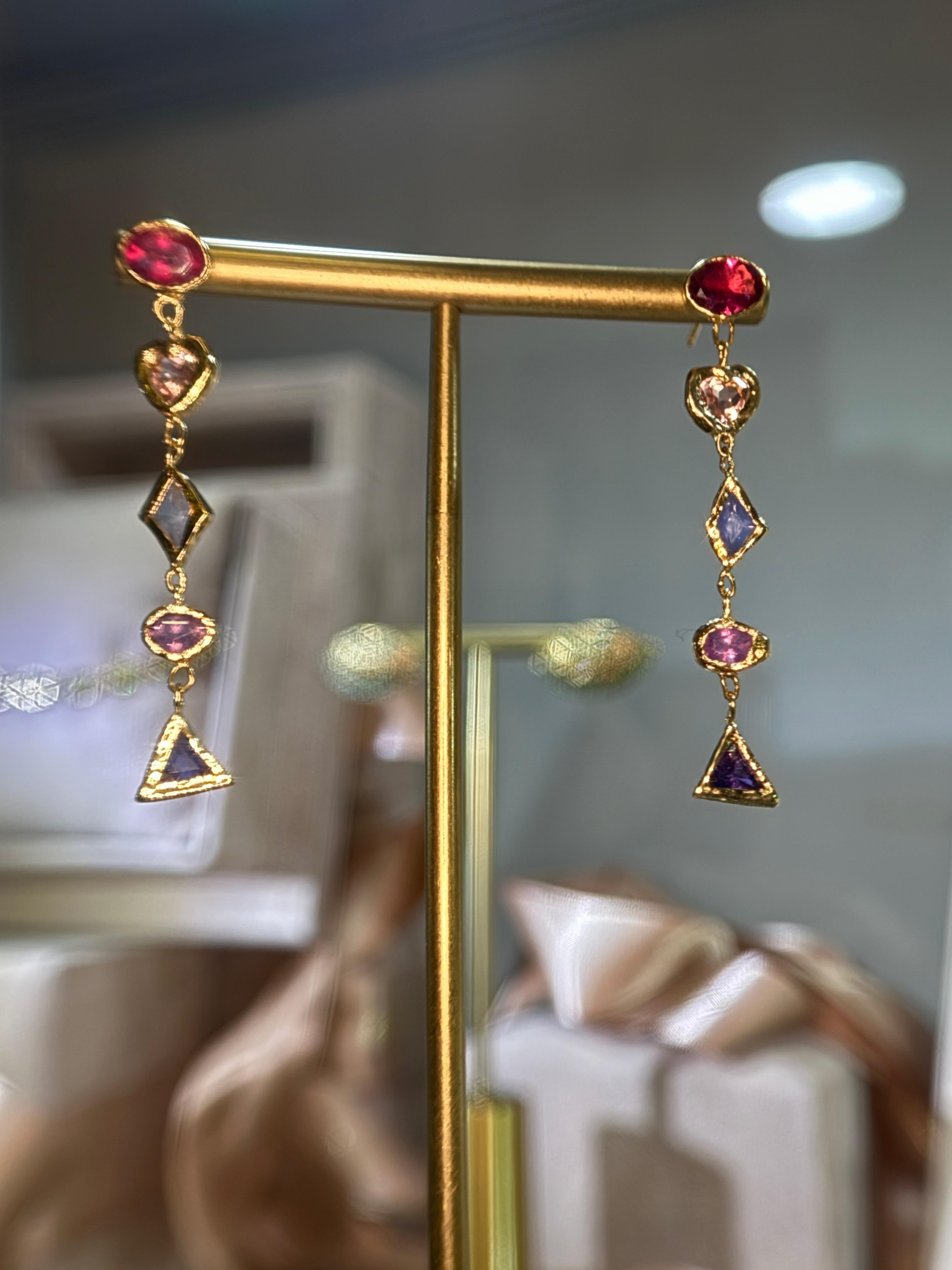 Leto Lama Boucles d'oreilles géométriques saphirs et tourmaline en forme de coeur en or 18 ct en vente 1