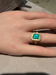 Anillo Leto Lama con esmeralda colombiana de 2,9 quilates certificada por el GIA, con diamantes, en oro de 18 quilates