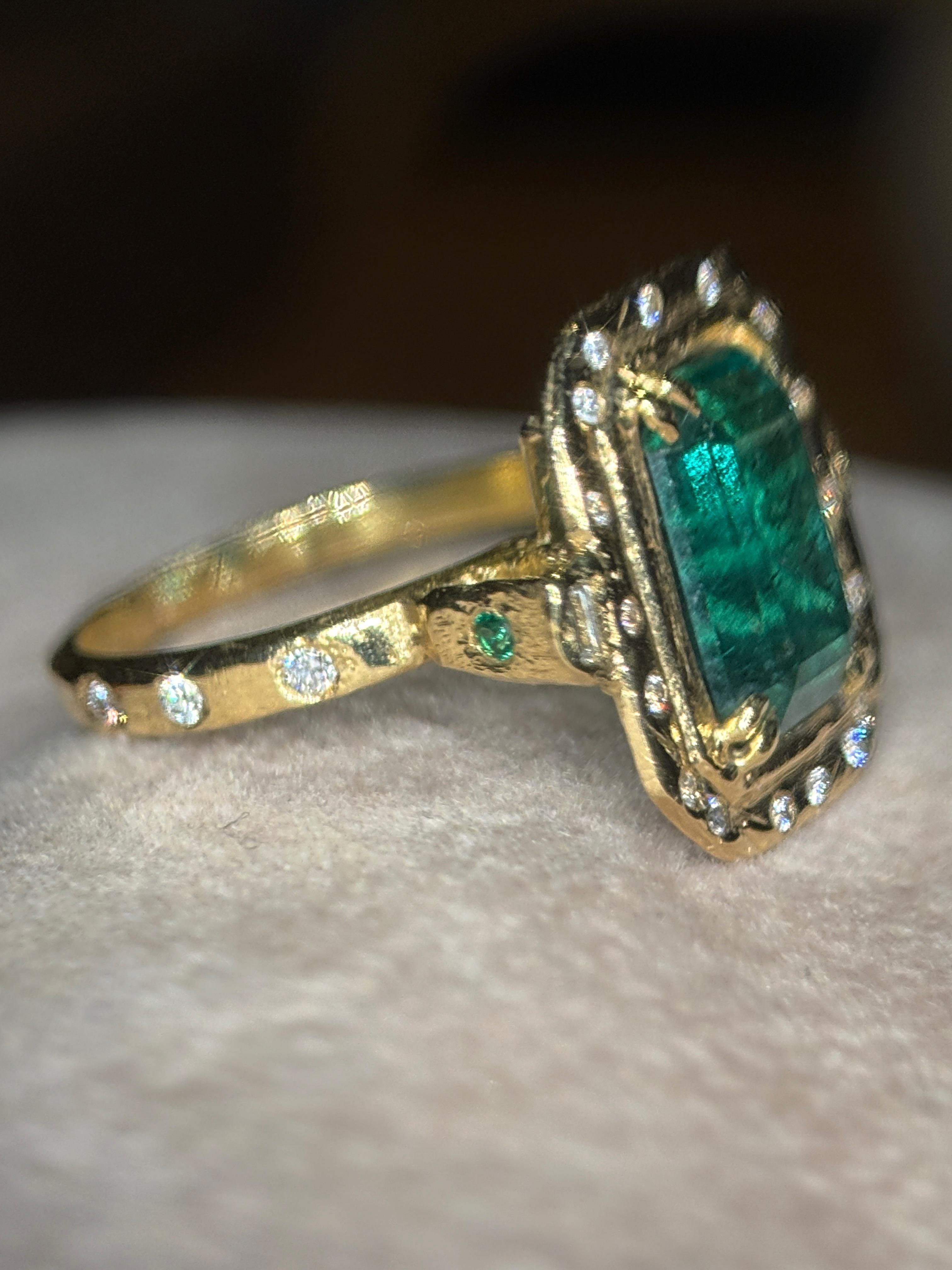 Leto Lama IGI Certified 4.26 Cts Emerald with diamonds engagement cocktail ring en vente 4