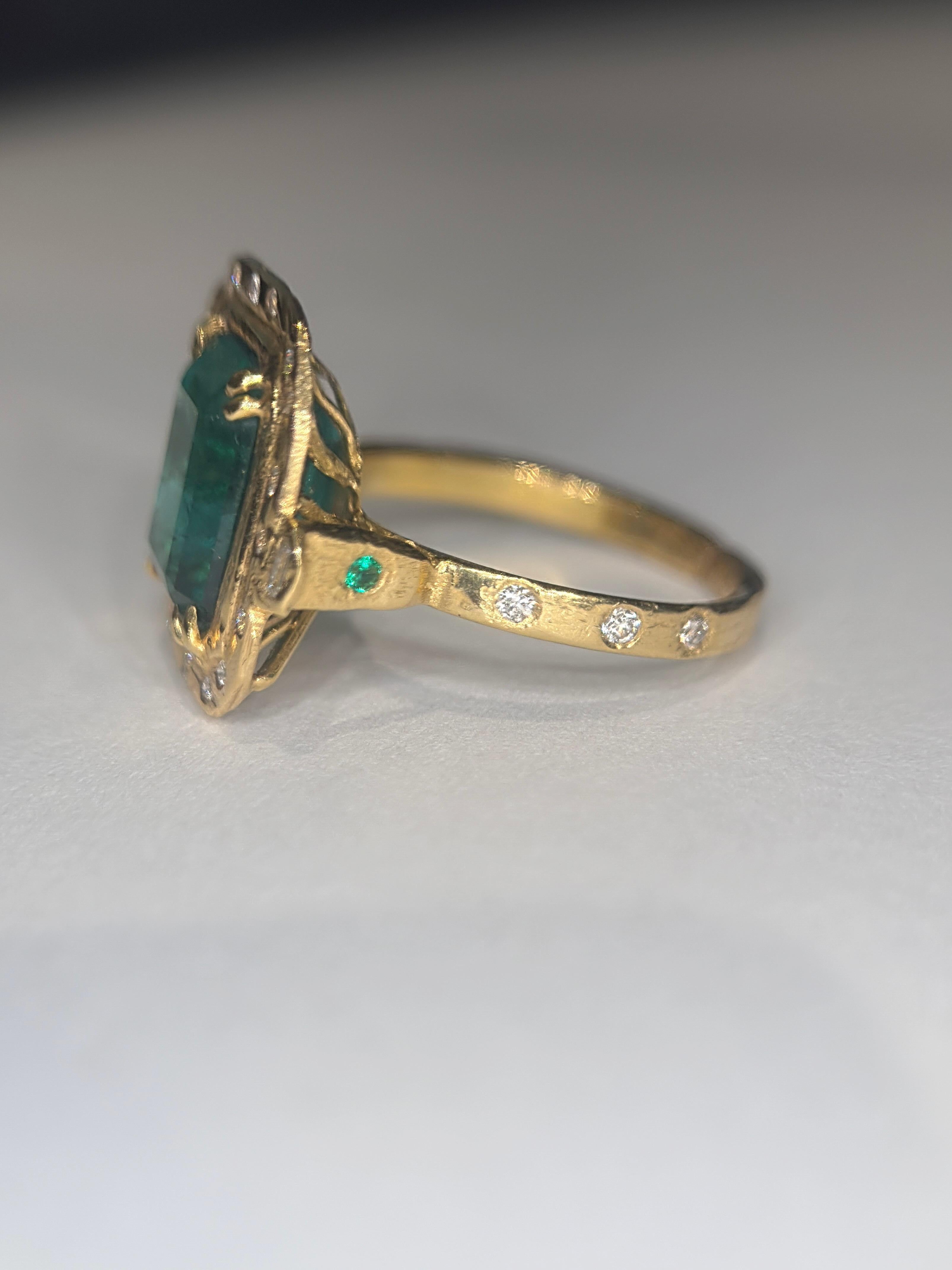 Leto Lama IGI Certified 4.26 Cts Emerald with diamonds engagement cocktail ring en vente 5