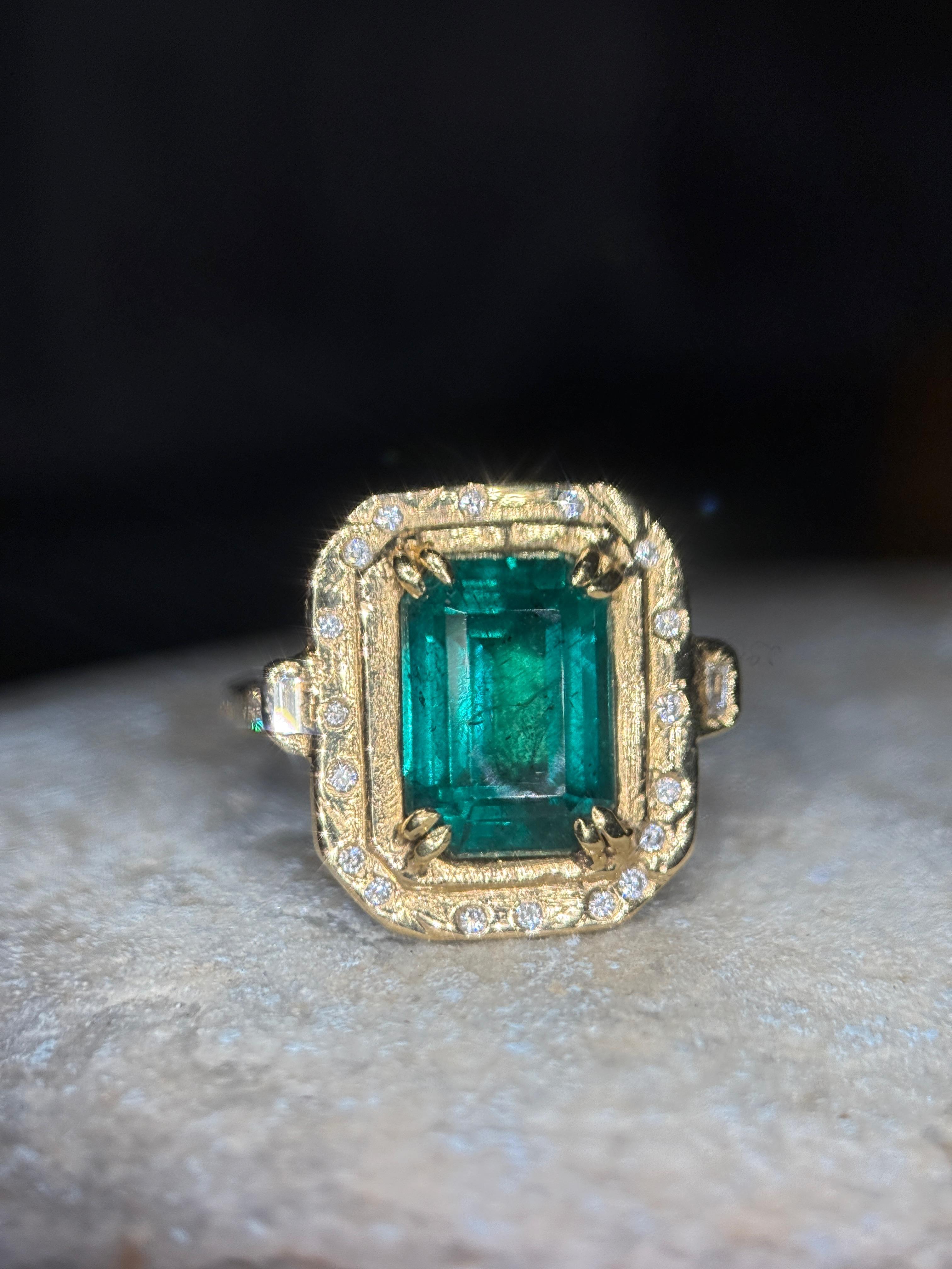 Leto Lama IGI Certified 4.26 Cts Emerald with diamonds engagement cocktail ring en vente 6