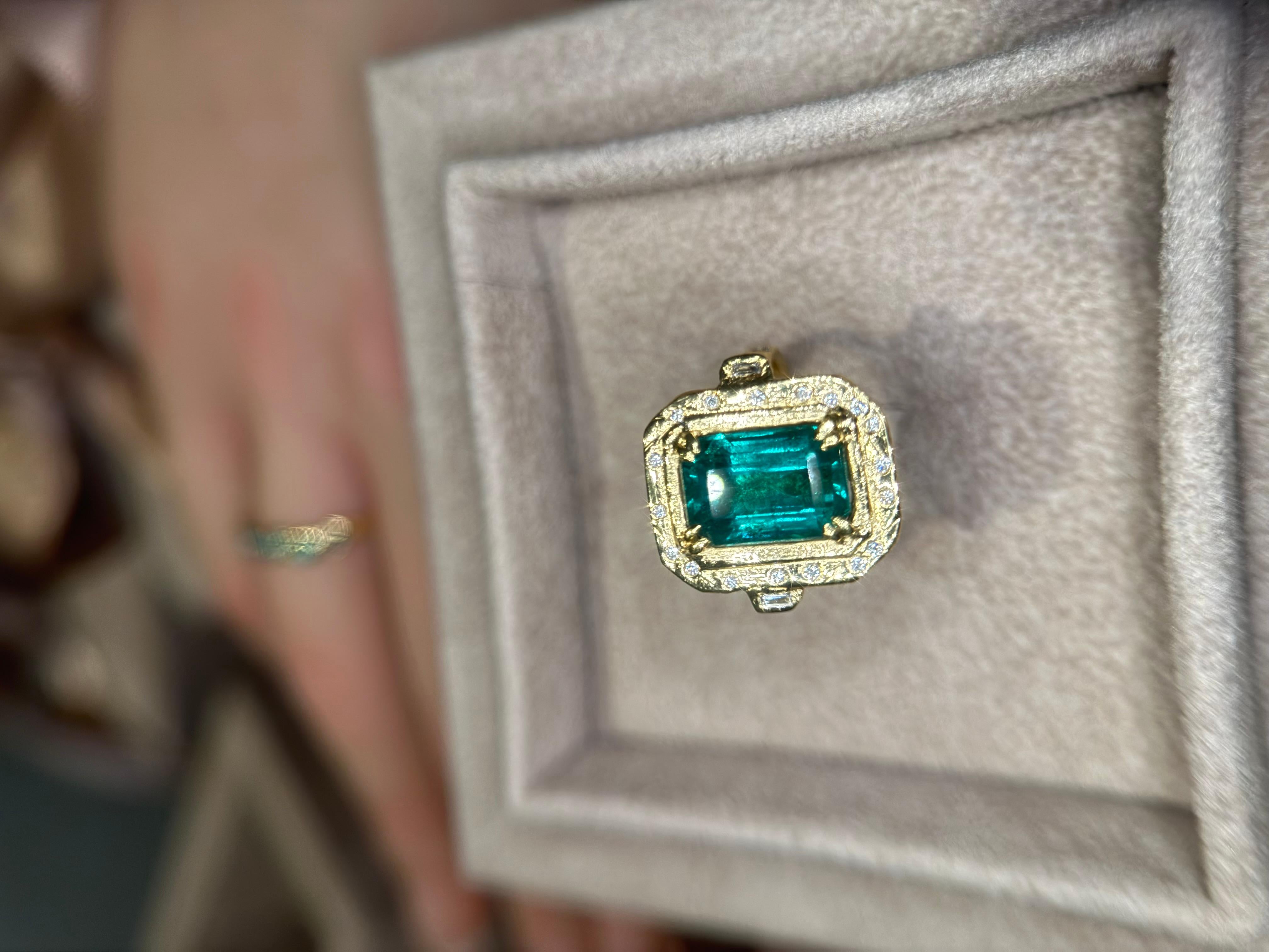 Leto Lama IGI Certified 4.26 Cts Emerald with diamonds engagement cocktail ring en vente 7