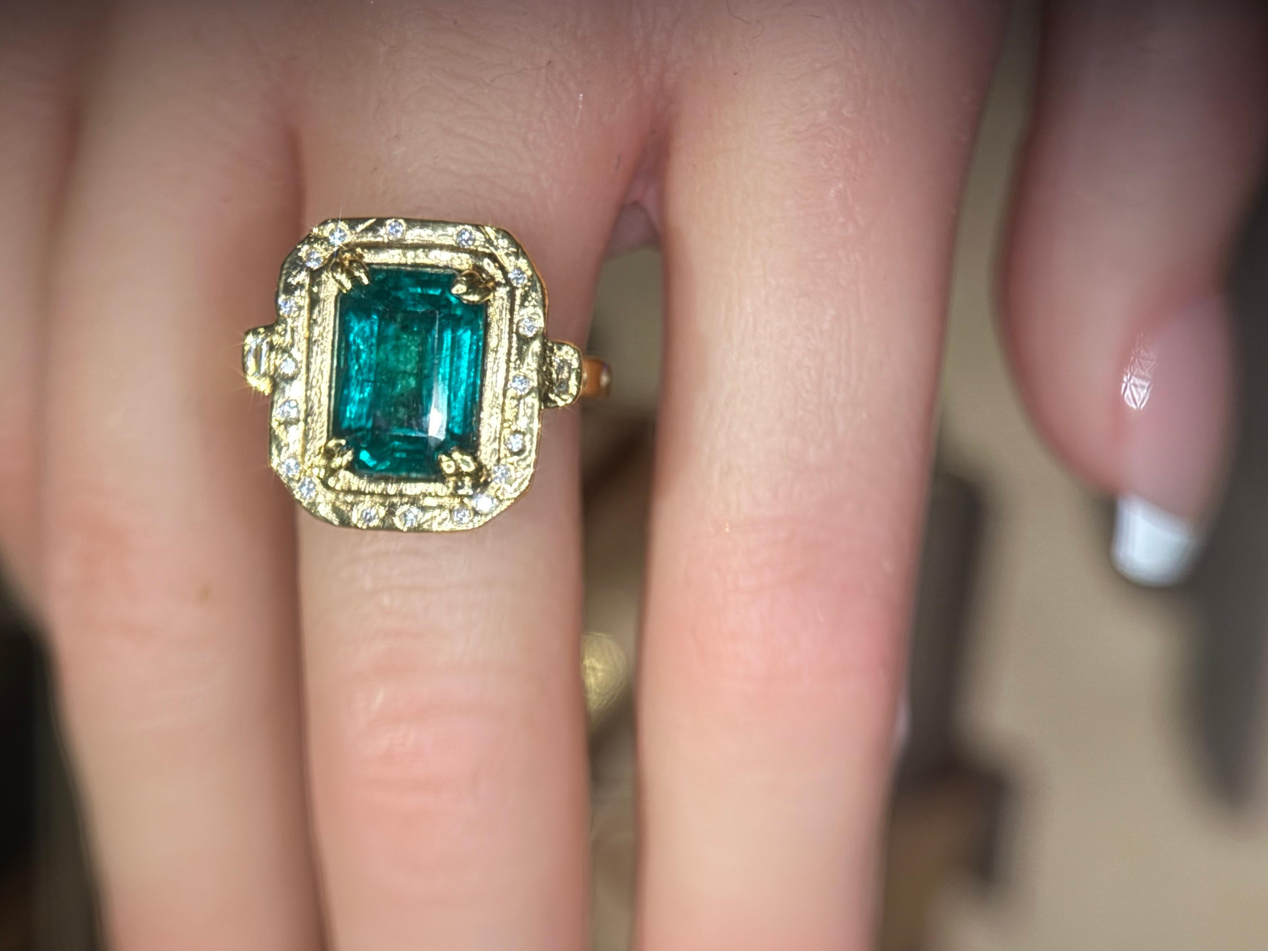 Leto Lama IGI Certified 4.26 Cts Emerald with diamonds engagement cocktail ring en vente 10