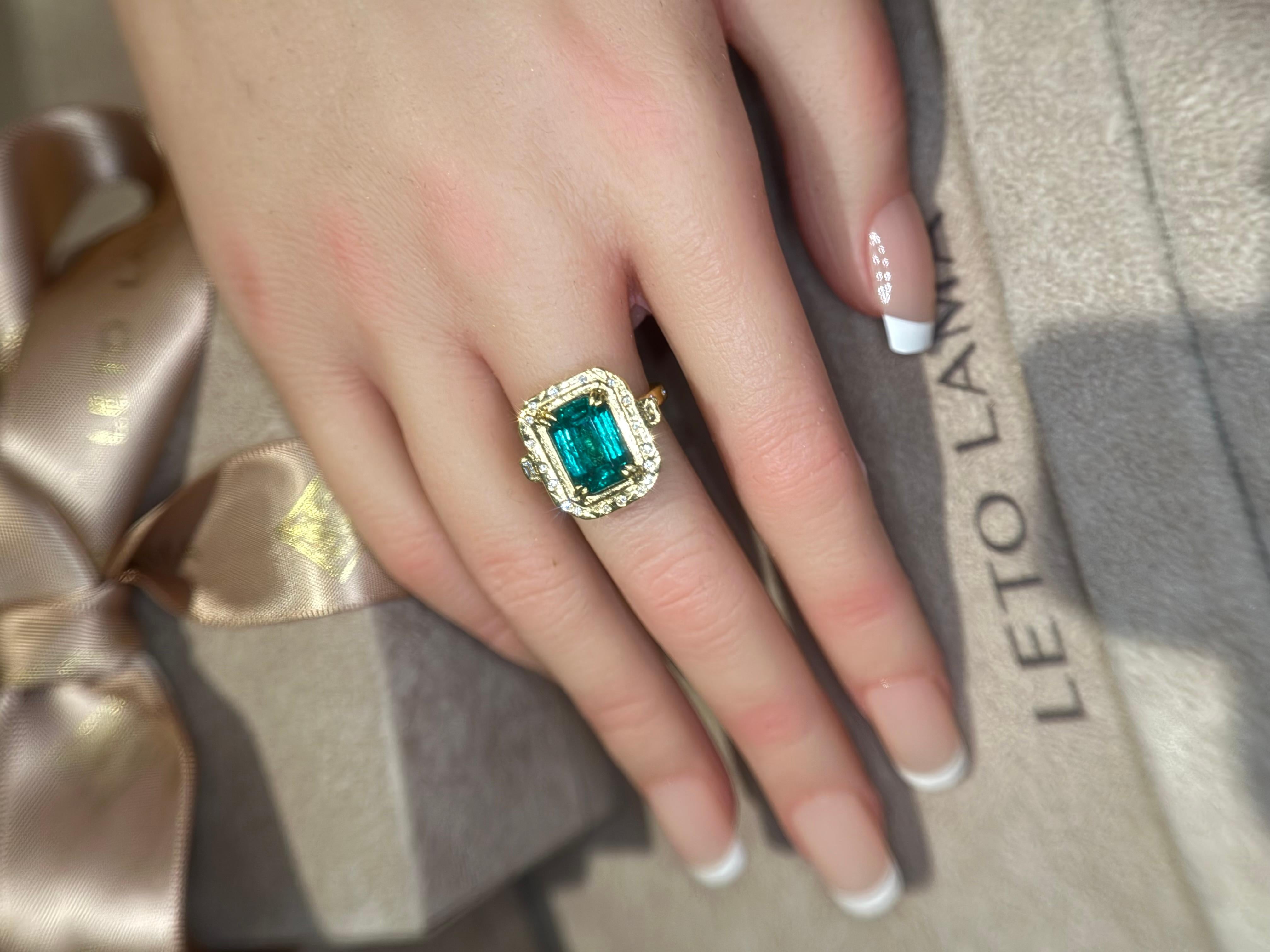 Leto Lama IGI Certified 4.26 Cts Emerald with diamonds engagement cocktail ring en vente 11