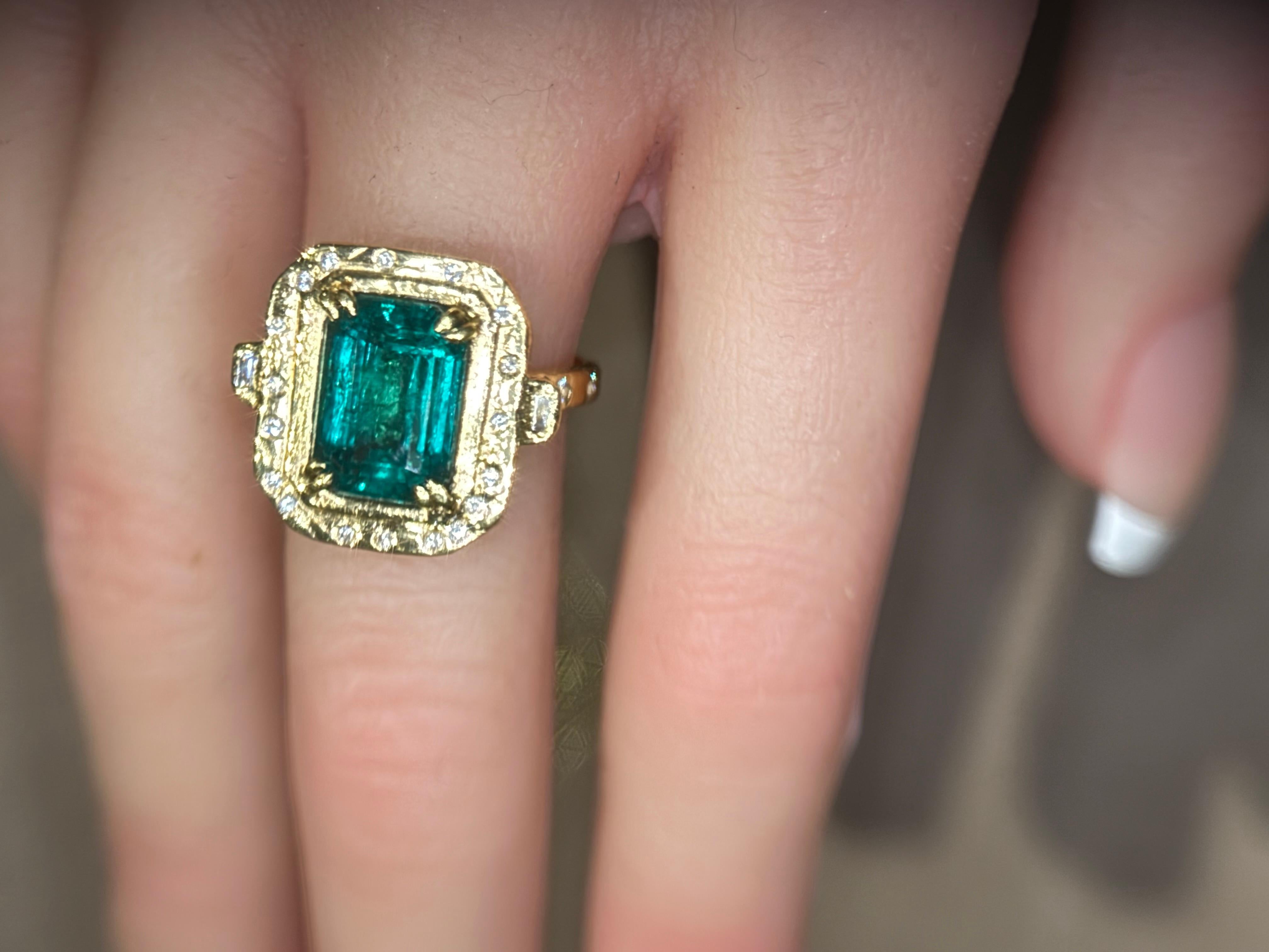 Leto Lama IGI Certified 4.26 Cts Emerald with diamonds engagement cocktail ring en vente 12