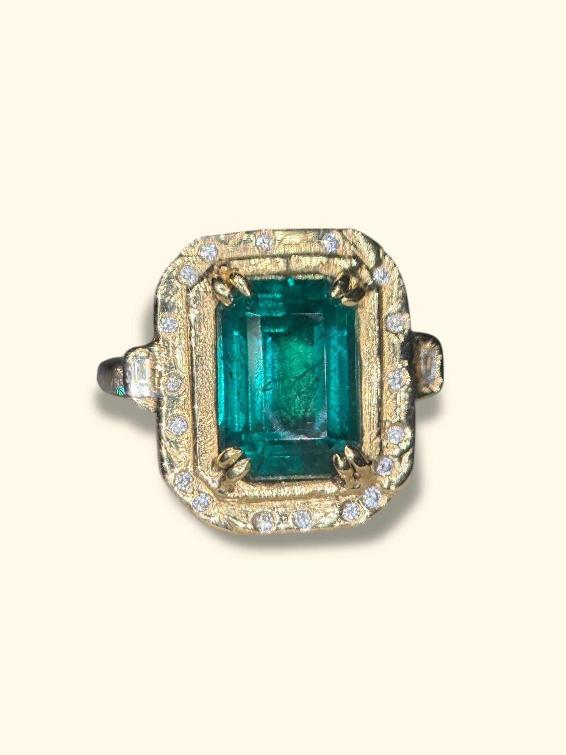 Cette bague de cocktail ou de fiançailles alternative unique en son genre met en valeur une émeraude zambienne bleu-vert de 4,26 carats, certifiée par l'IGI.

La pierre centrale est fixée par huit griffes, complétées par un sertissage filaire