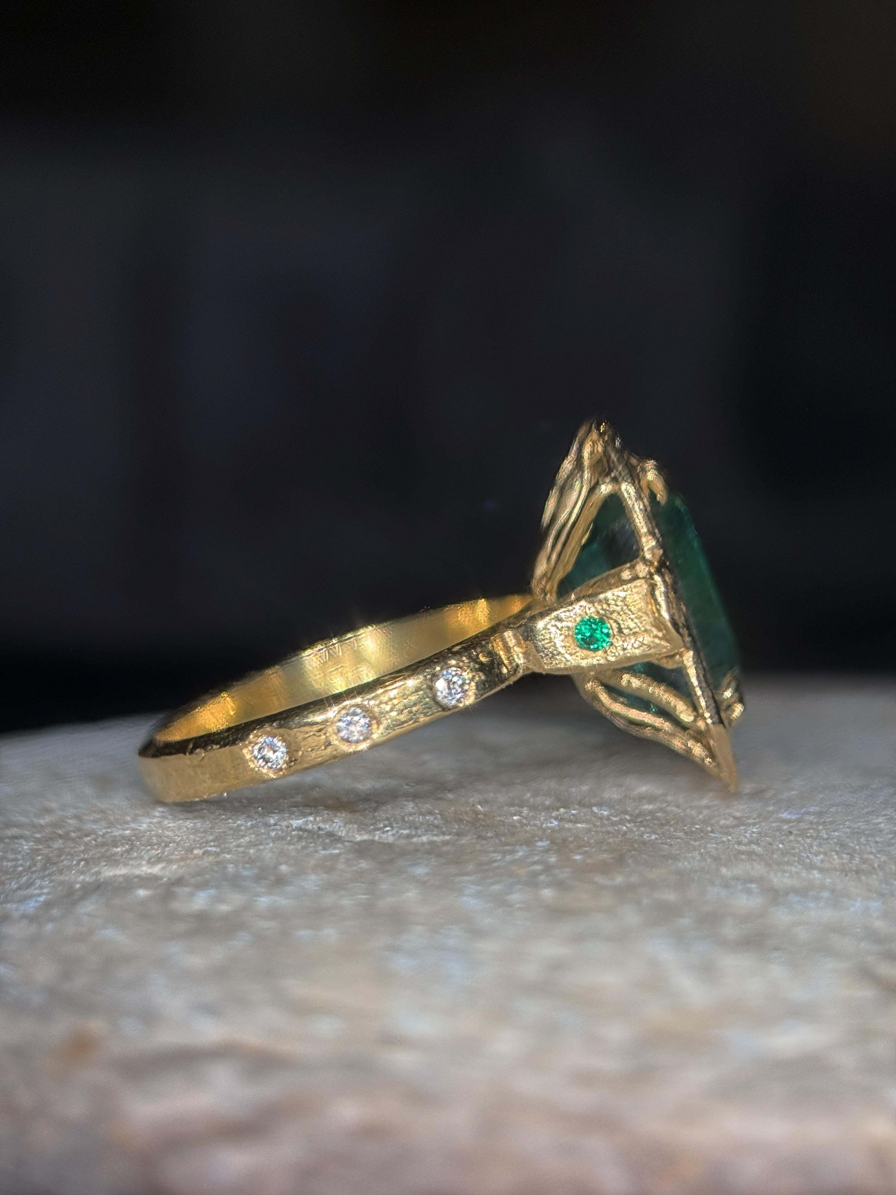 Leto Lama IGI Certified 4.26 Cts Emerald with diamonds engagement cocktail ring Neuf - En vente à London, GB