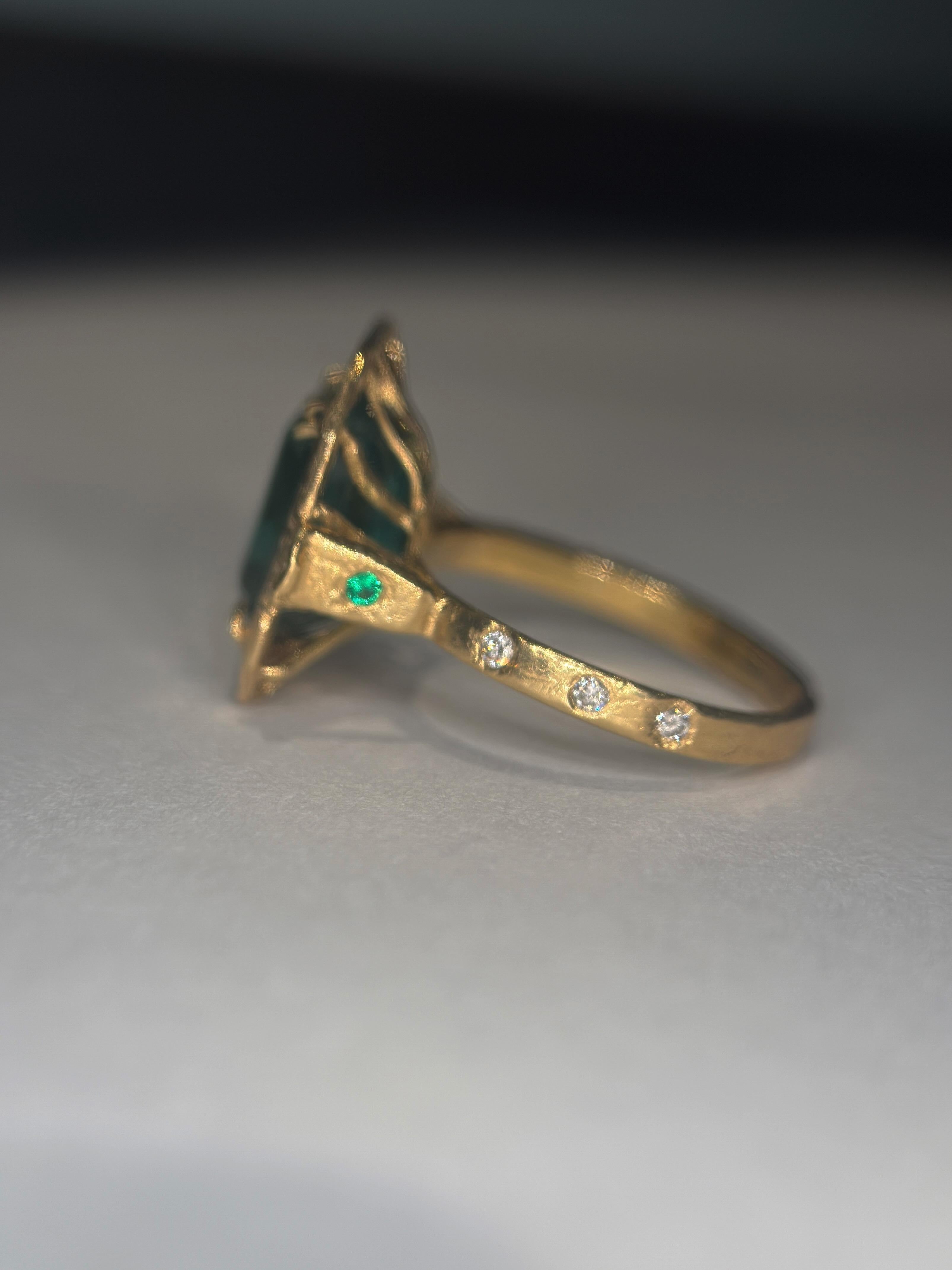 Leto Lama IGI Certified 4.26 Cts Emerald with diamonds engagement cocktail ring en vente 2