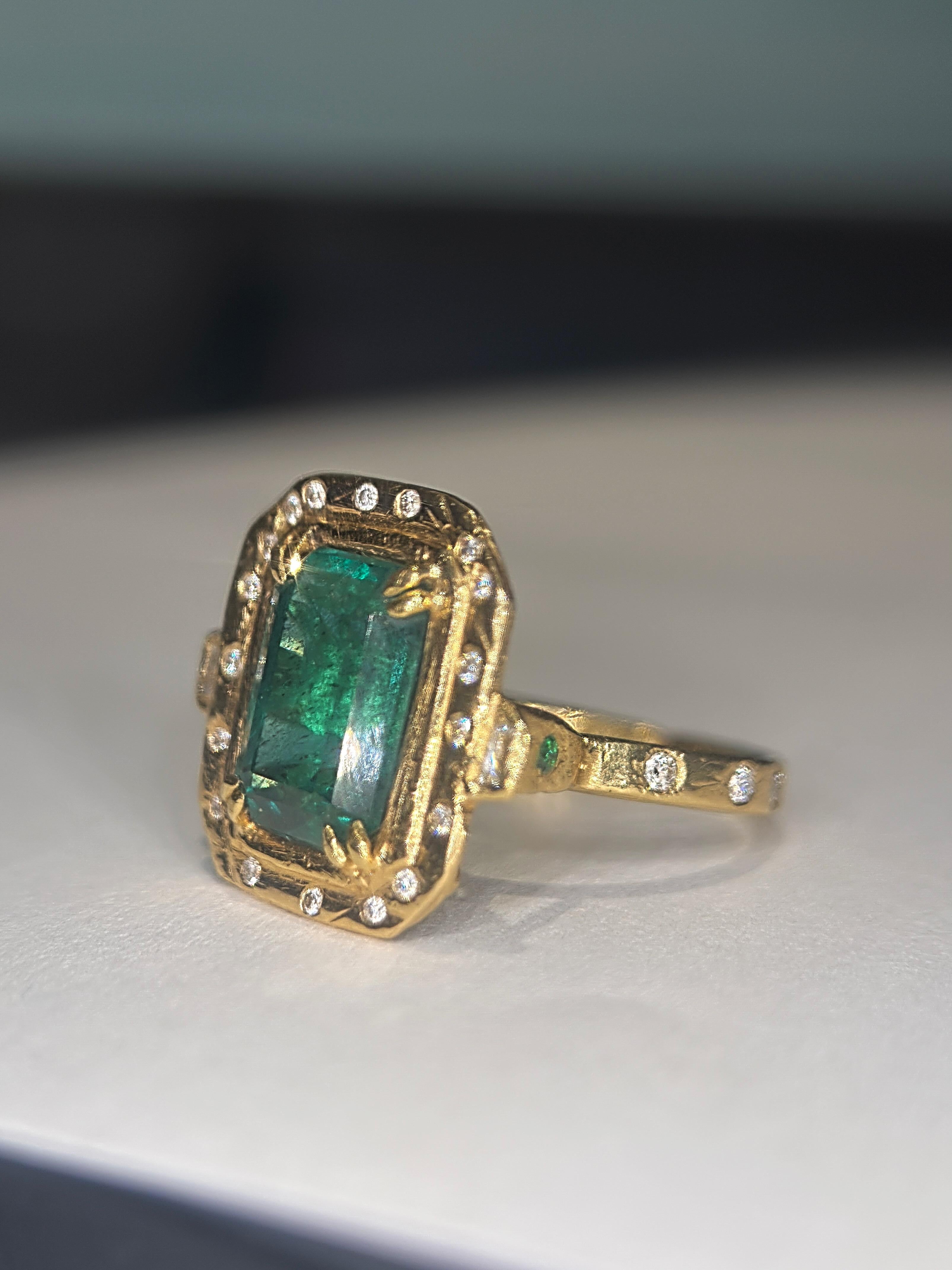 Leto Lama IGI Certified 4.26 Cts Emerald with diamonds engagement cocktail ring en vente 3
