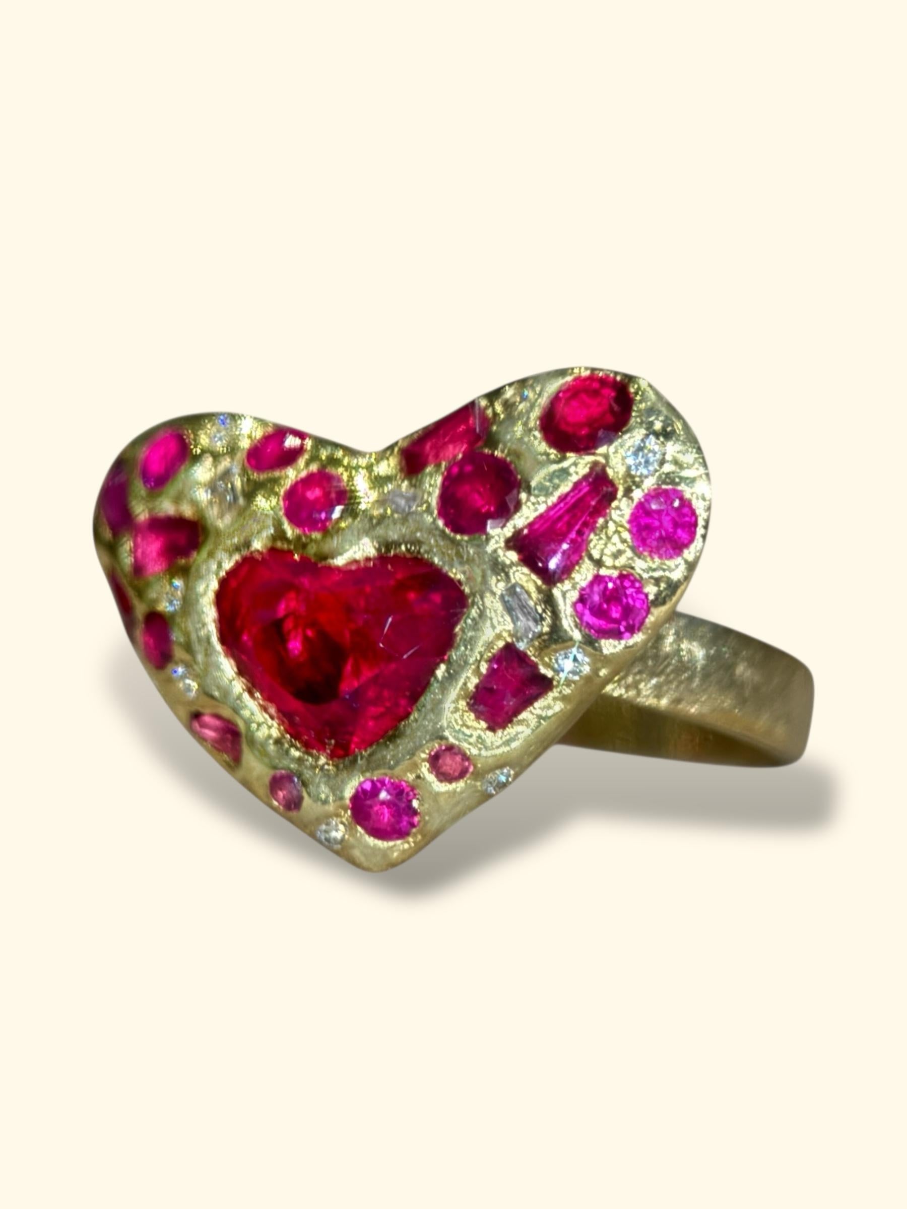 Un anillo glamuroso fácil de llevar a diario o un anillo especial de cóctel con un cautivador rojo natural sin tratar con matices rosados Corazón de Rubí Natural de 1.47 Cts de Sri Lanka. Un regalo ideal para una ocasión especial a un ser querido