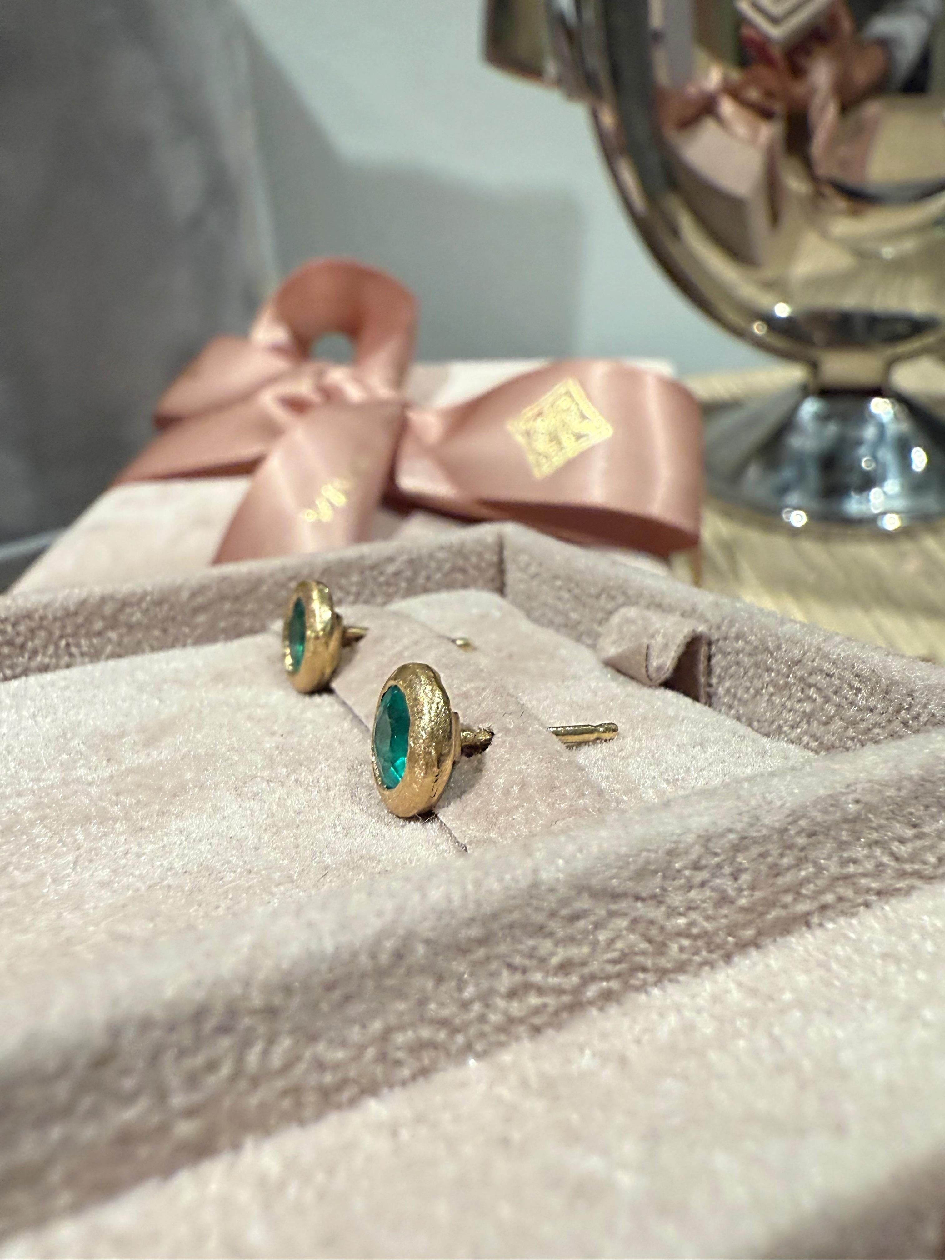 Leto Lama Natürliche Smaragd-Ohrstecker mit runder Lünette, gebürstetes 18 Karat Gelbgold, handgefertigt im Angebot 4