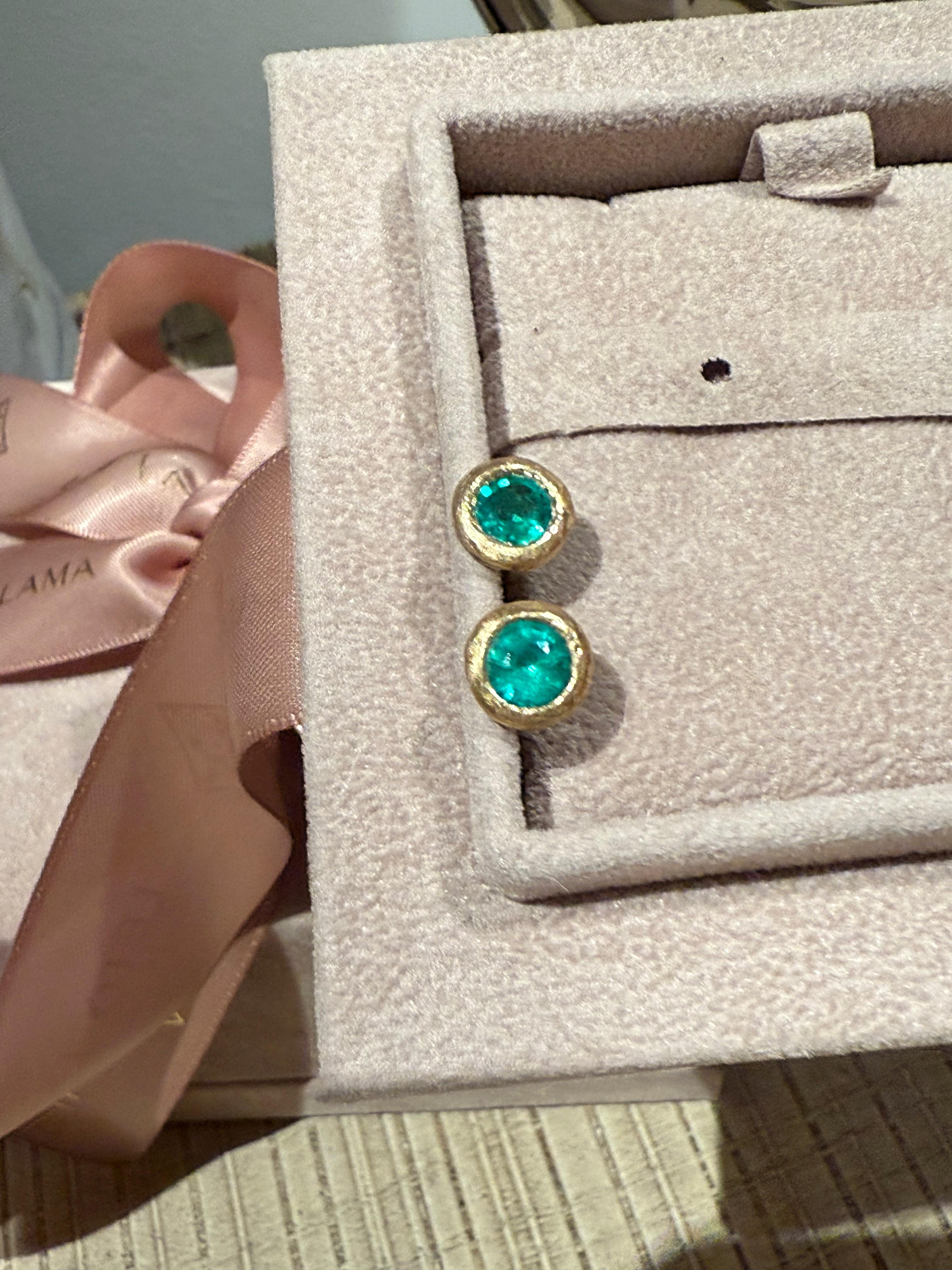 Leto Lama Natürliche Smaragd-Ohrstecker mit runder Lünette, gebürstetes 18 Karat Gelbgold, handgefertigt im Angebot 5