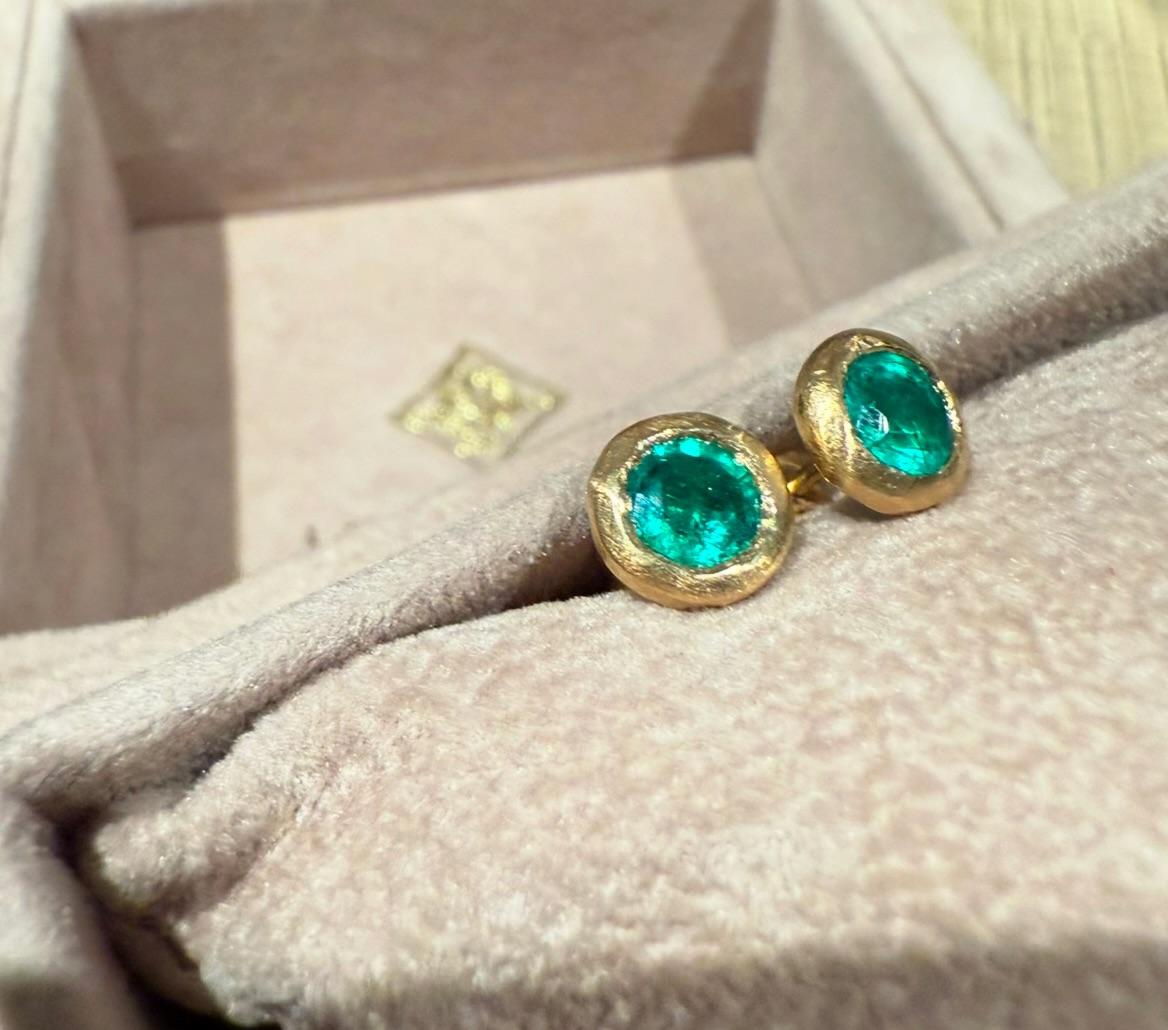 Leto Lama Natürliche Smaragd-Ohrstecker mit runder Lünette, gebürstetes 18 Karat Gelbgold, handgefertigt im Angebot 6