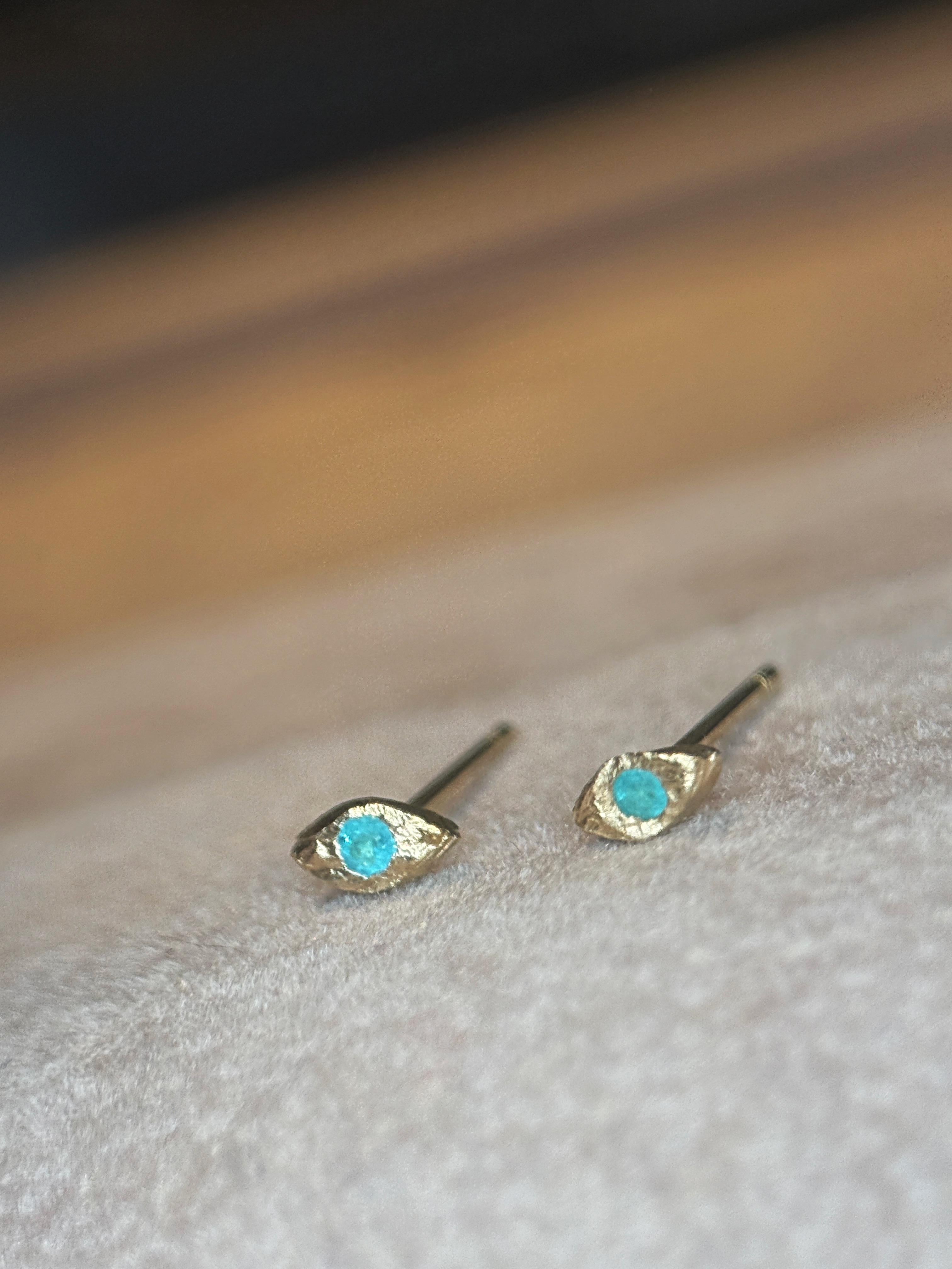 Artigiano Leto Lama Neon Blue Brazilian Paraiba Tourmaline Mini Evil Eye Studs Oro 18 carati in vendita