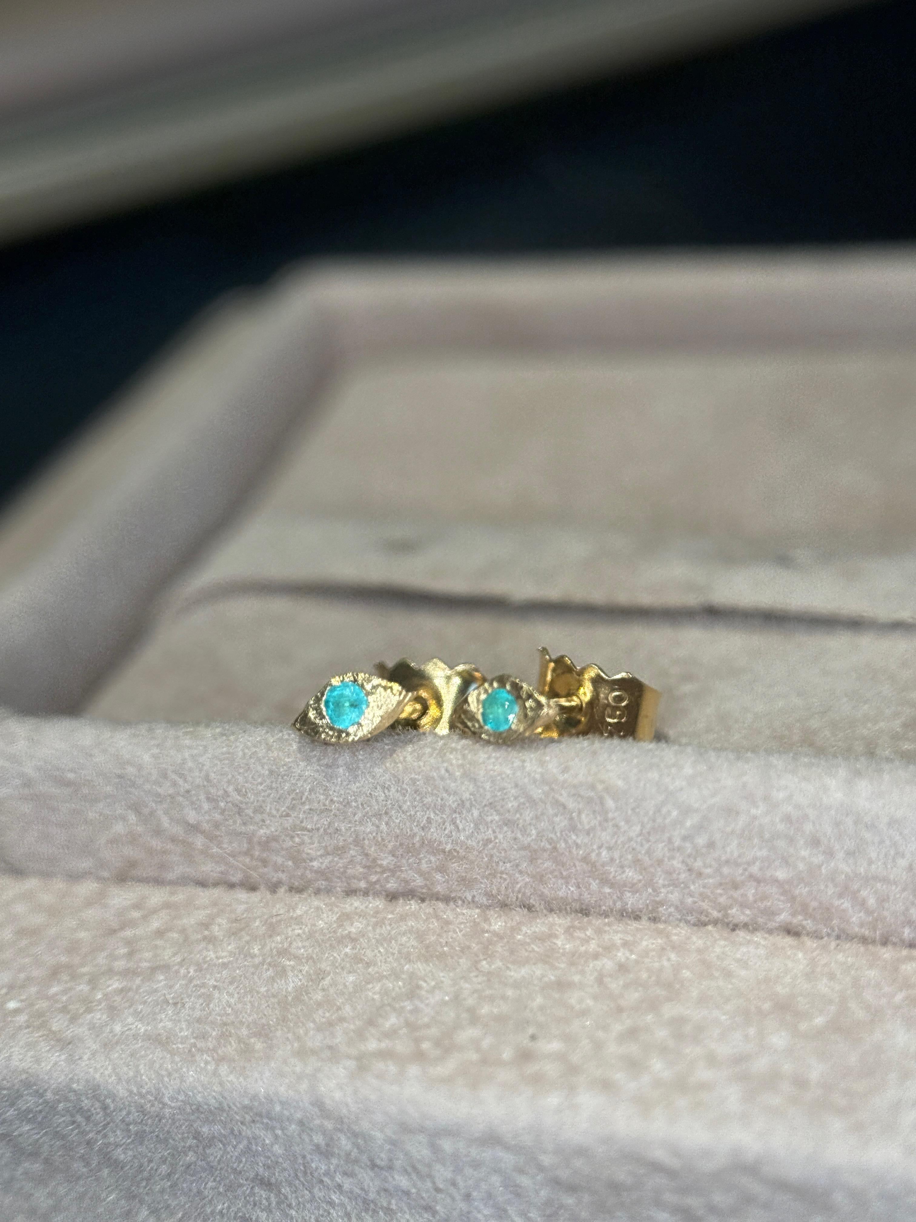 Taglio brillante Leto Lama Neon Blue Brazilian Paraiba Tourmaline Mini Evil Eye Studs Oro 18 carati in vendita