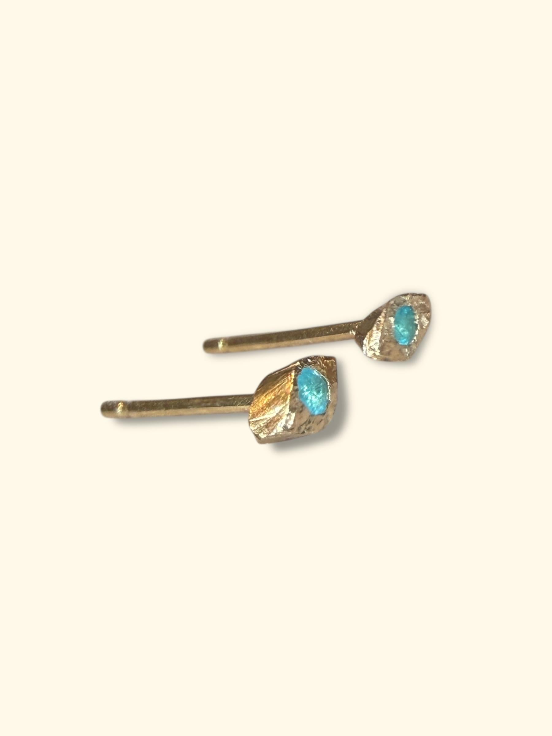Leto Lama Neon Blue Brazilian Paraiba Tourmaline Mini Evil Eye Studs Oro 18 carati In condizioni Nuovo in vendita a London, GB